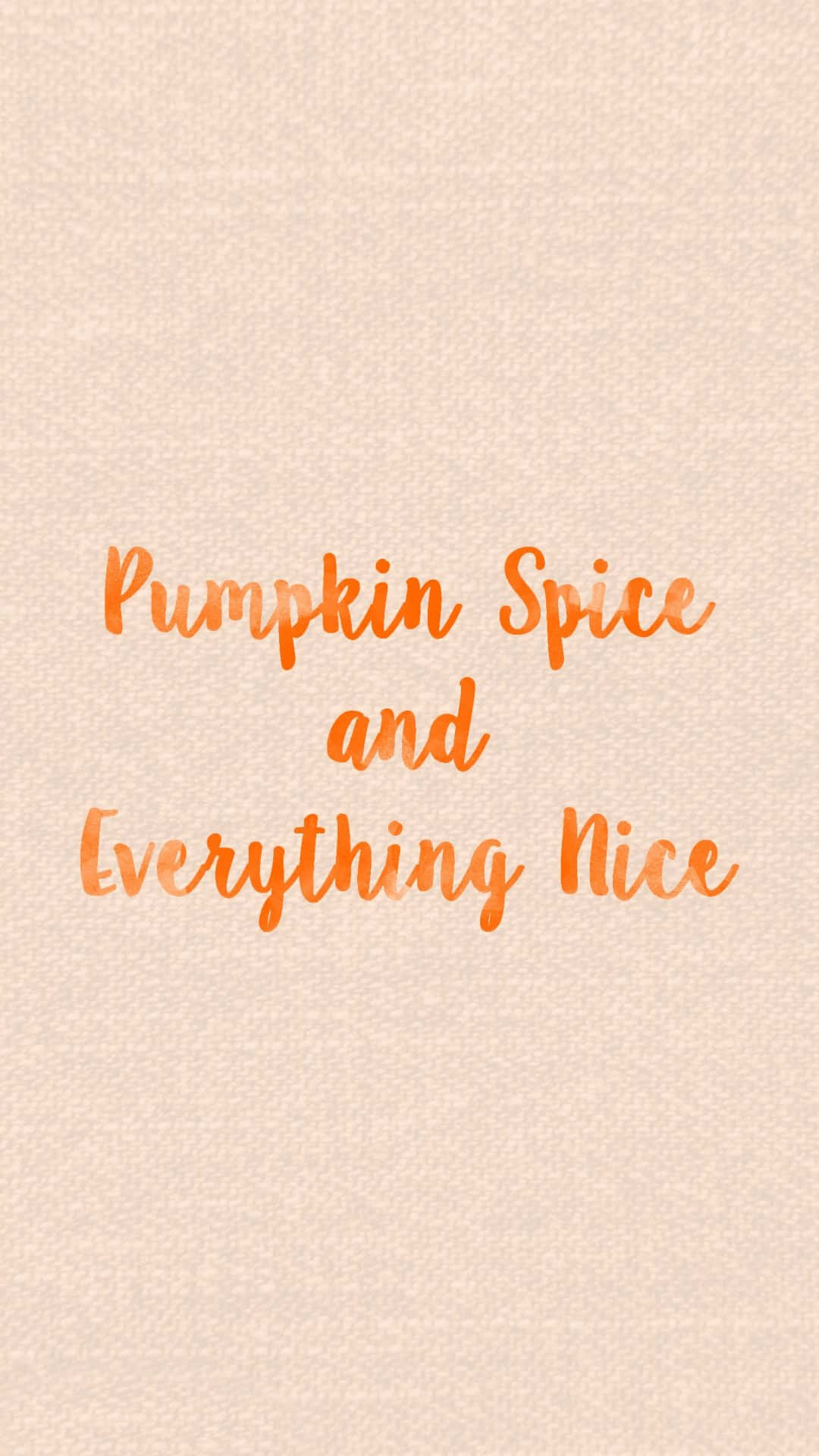 Pumpkin 桌布 壁紙 — 橙色草書文字在紋理米色背景上寫著 pumpkin spice and everything nice。