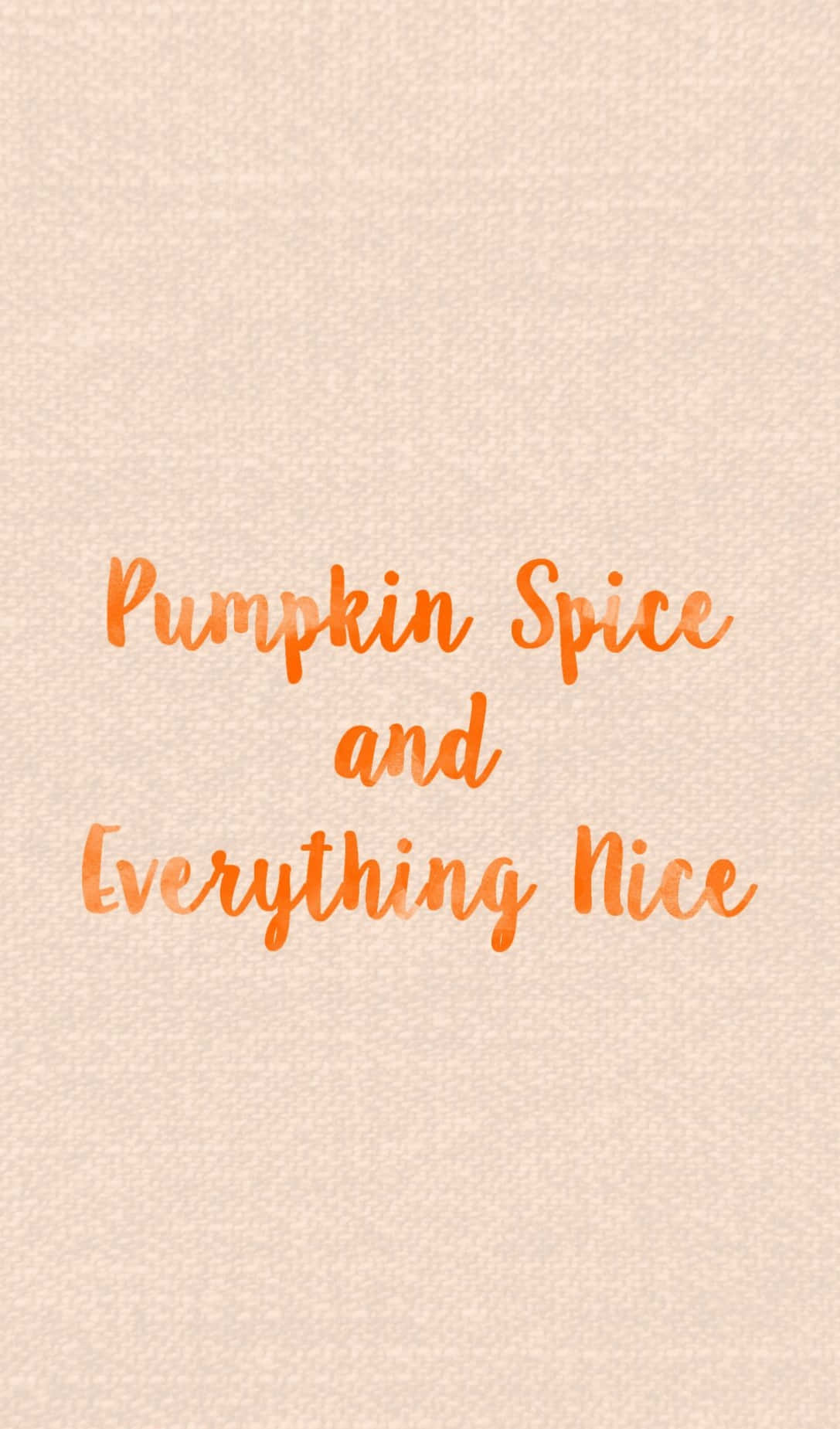Cute Orange 桌布 壁紙 — 橙色草書文字在紋理米色背景上寫著 pumpkin spice and everything nice。