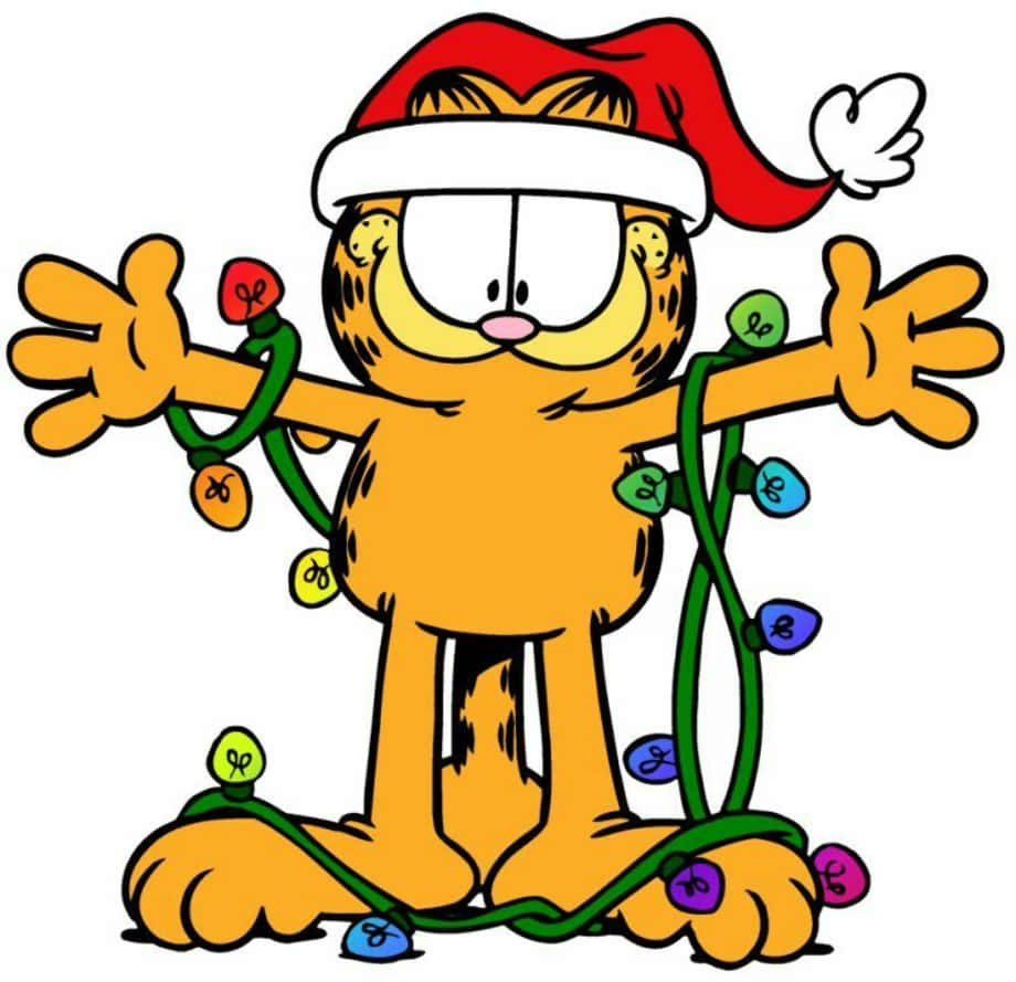 Cartoon 桌布 壁紙 — 橙色貓加菲貓戴著紅色聖誕帽，雙臂張開，被五彩繽紛的聖誕燈飾包裹著。