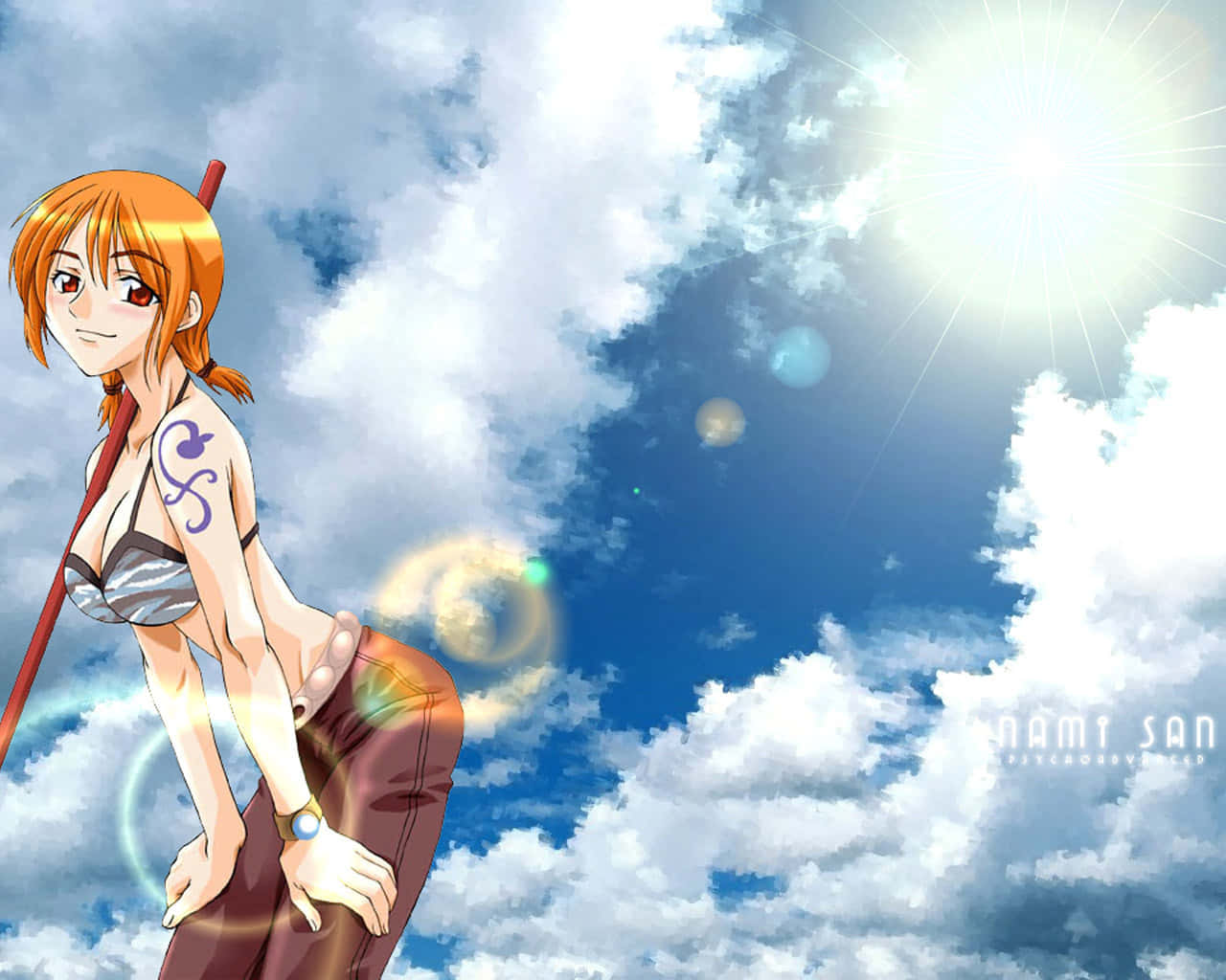 Nami 桌布 壁紙 — 橙色頭髮、戴著草帽的動漫女孩靠著充滿蓬鬆雲朵和太陽耀斑的明亮藍天。