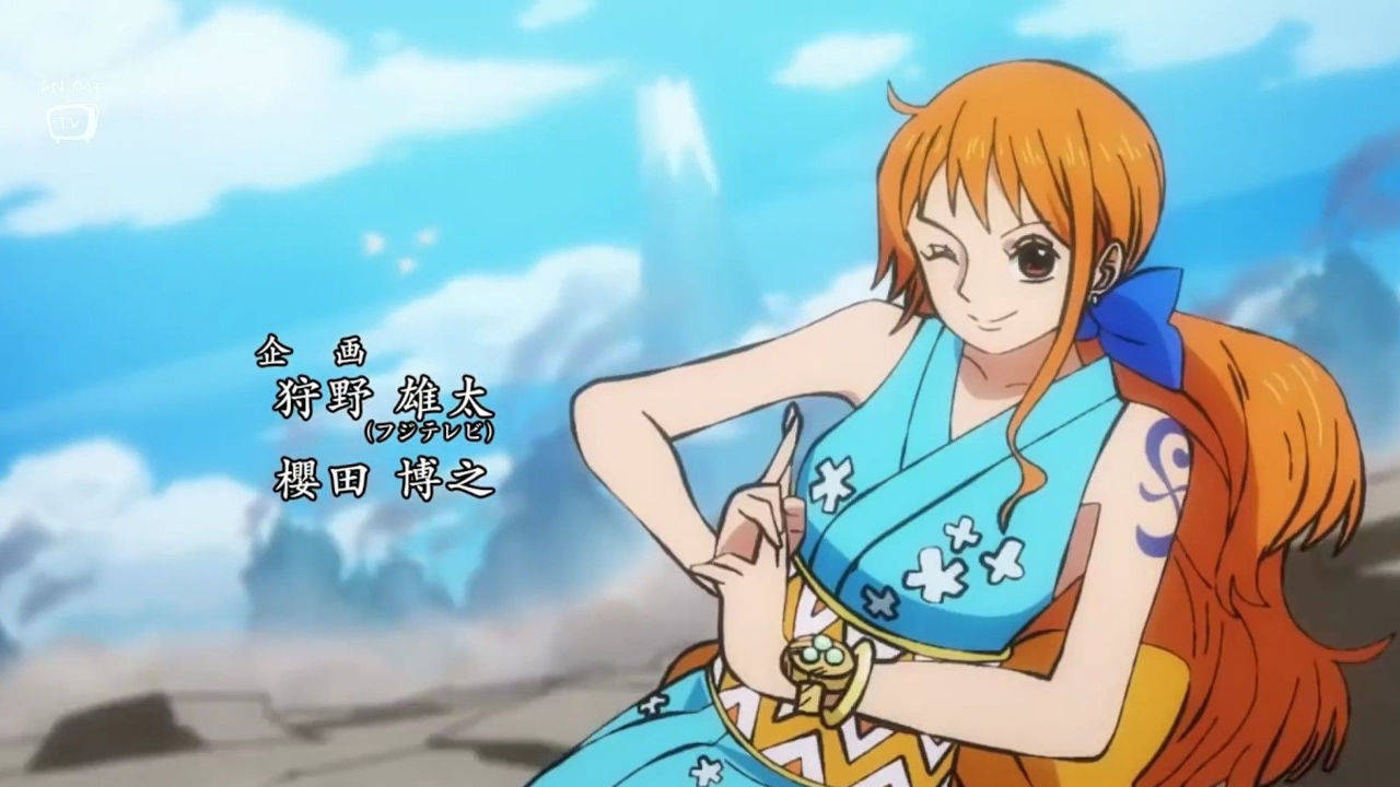 Wano 桌布 壁紙 — 橙色頭髮、藍色上衣的動漫女孩在明亮的天空與雲朵背景下自信地微笑。