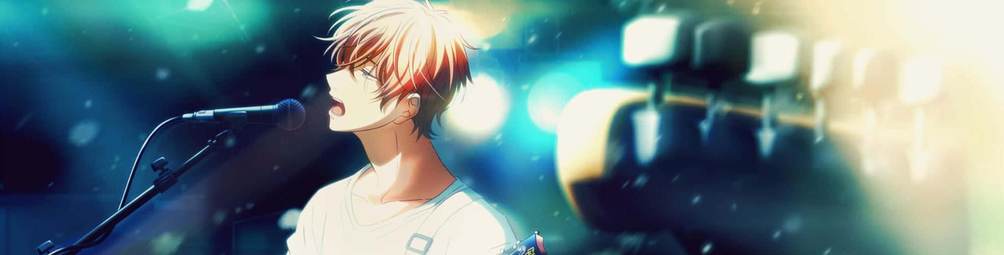 Bl Anime 桌布 壁紙 — 橙色頭髮的動畫男孩在閃爍的舞台燈光下，對著麥克風激情演唱，背景有吉他。