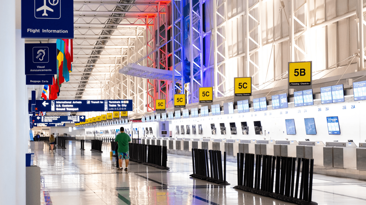 機場報到櫃檯空無一人 壁紙