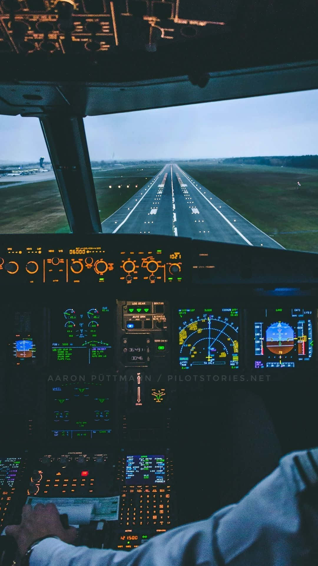 Plane 桌布 壁紙 — 機師的手緊握駕駛艙的控制裝置，跑道在暮色天空下向前延伸。