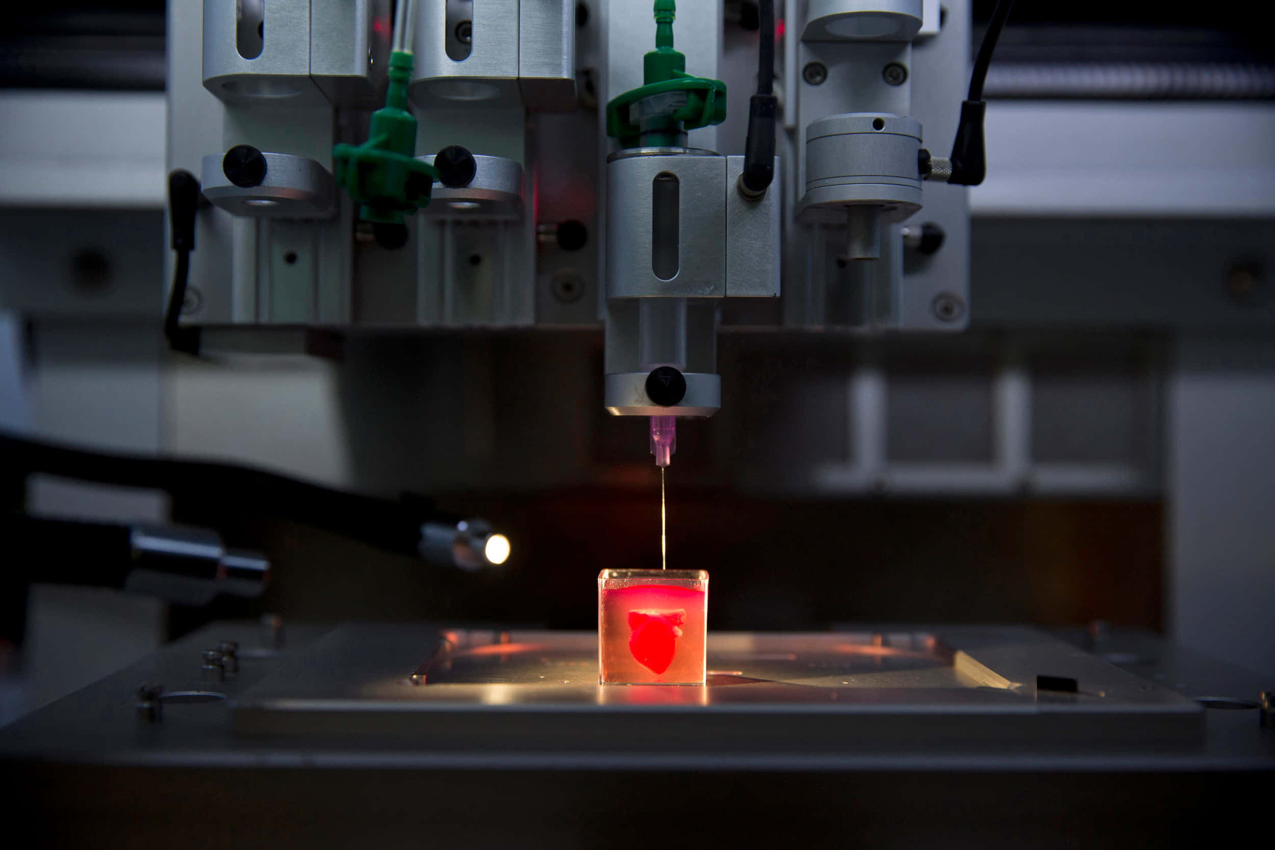 3d Printer 桌布 壁紙 — 機械臂在昏暗燈光下將發光的紅色液體注入實驗台上的透明立方體。