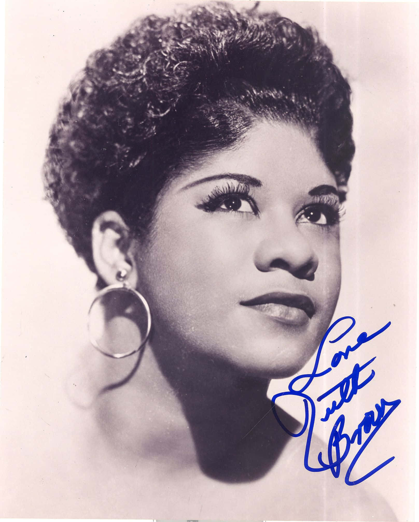 Singer 桌布 壁紙 — 歌手Loretta Brown的復古黑白肖像，擁有豐盈捲髮和大圈耳環，向上凝視。
