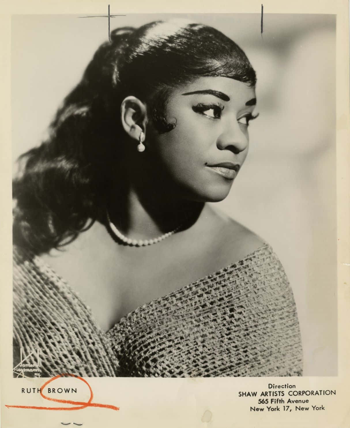 Singer 桌布 壁紙 — 歌手Ruth Brown的復古黑白肖像，穿著優雅的露肩針織連衣裙和珍珠項鍊。