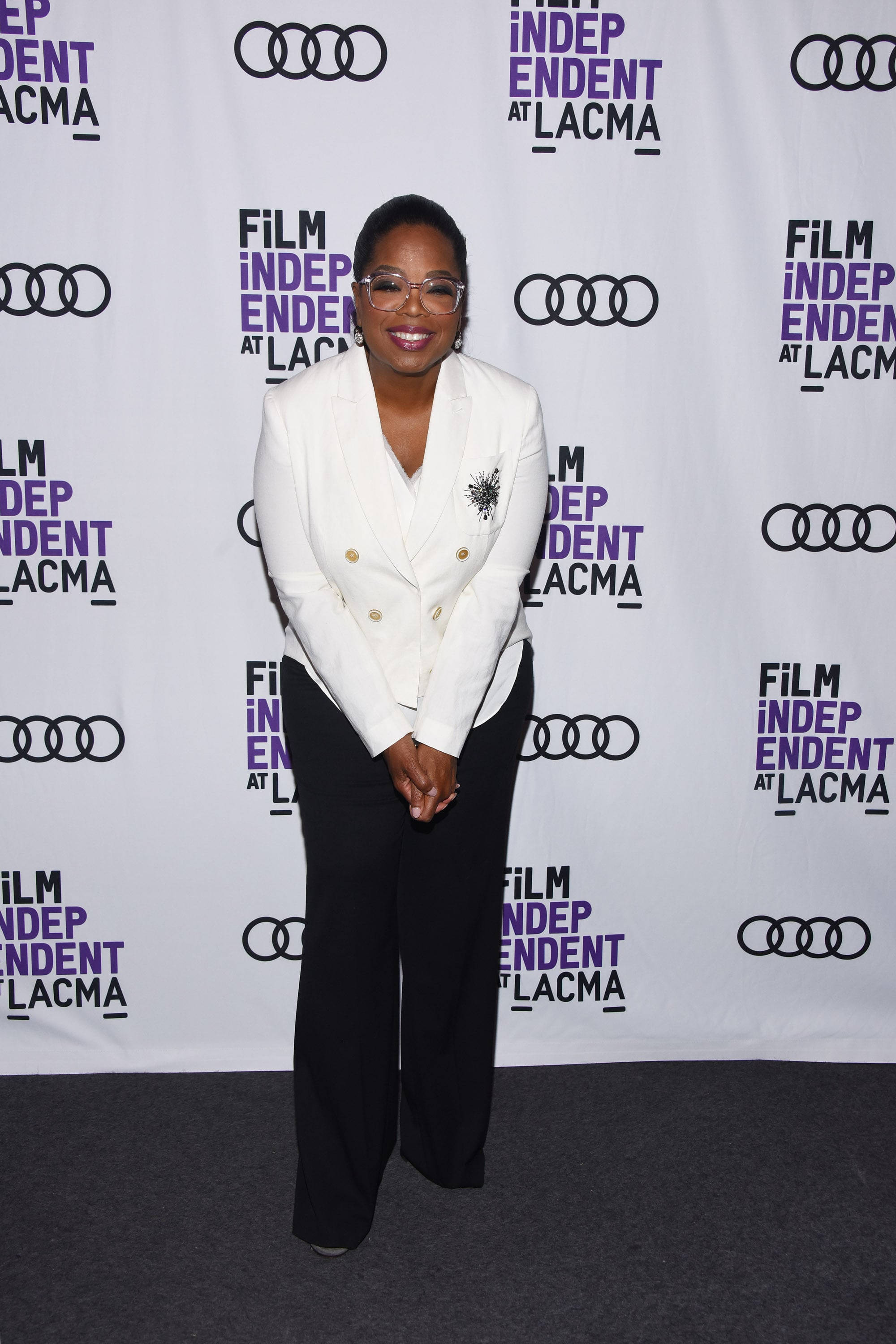 Oprah 桌布 壁紙 — 歐普拉·溫芙蕾在Film Independent at LACMA活動中穿著白色西裝外套和黑色長褲，自信地微笑。