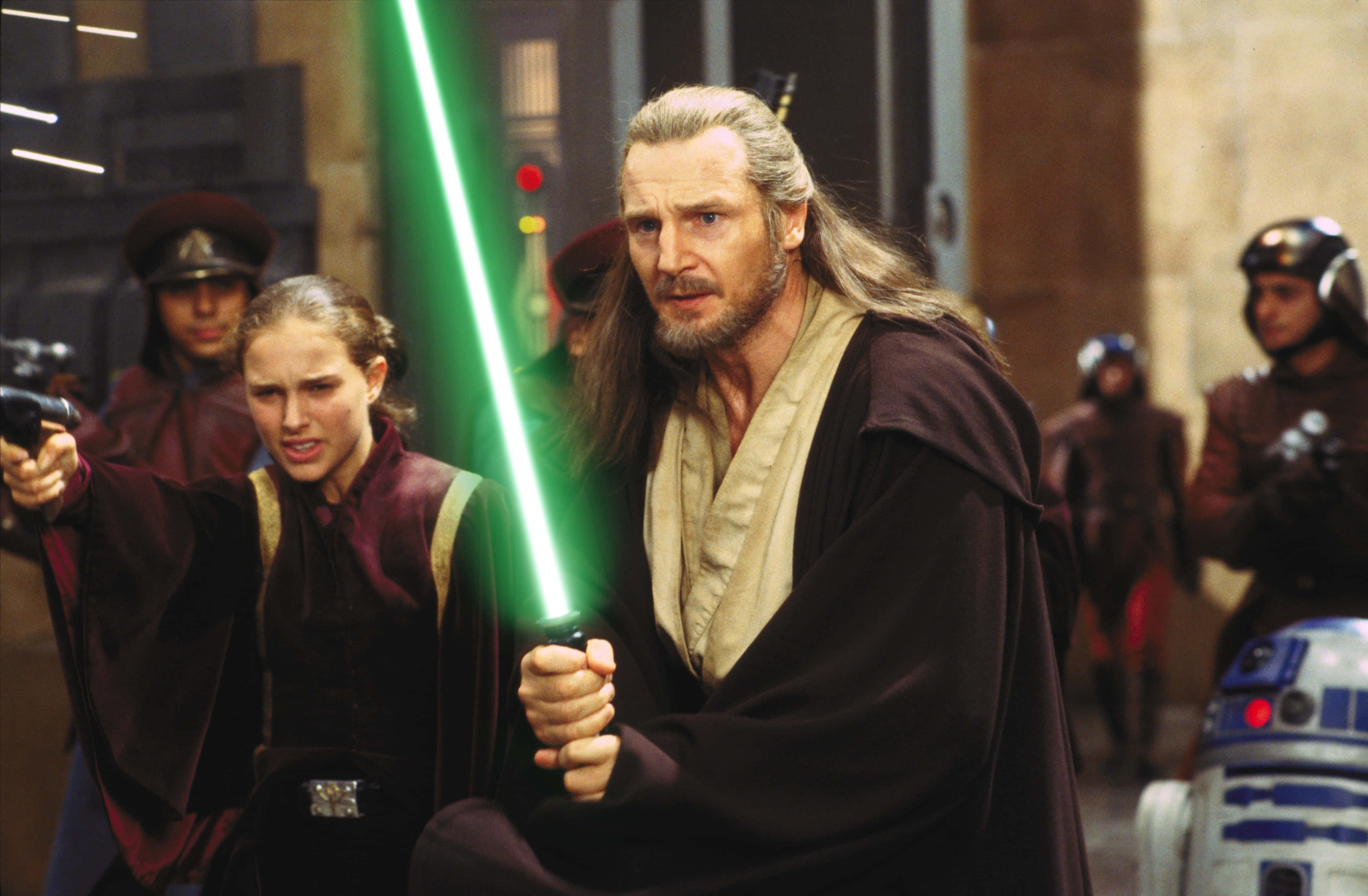 The Phantom Menace 桌布 壁紙 — 歐比王·肯諾比揮舞綠色光劍，而佩咪·艾米達拉在緊張的走廊中瞄準爆能槍，R2-D2在附近。