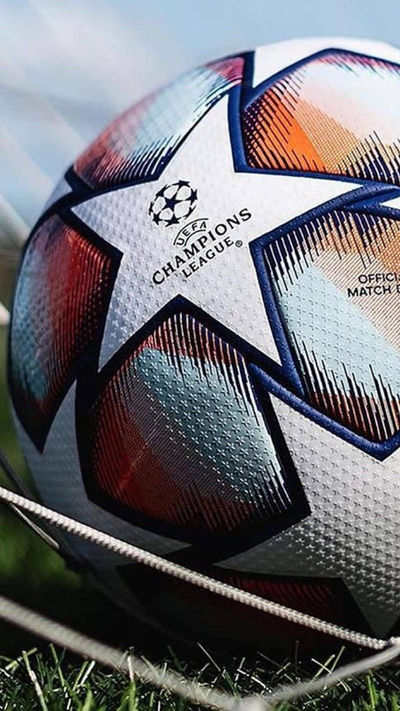 Champions League 桌布 壁紙 — 歐洲冠軍聯賽足球近距離特寫，置於綠色草地上，背景為模糊的球場。
