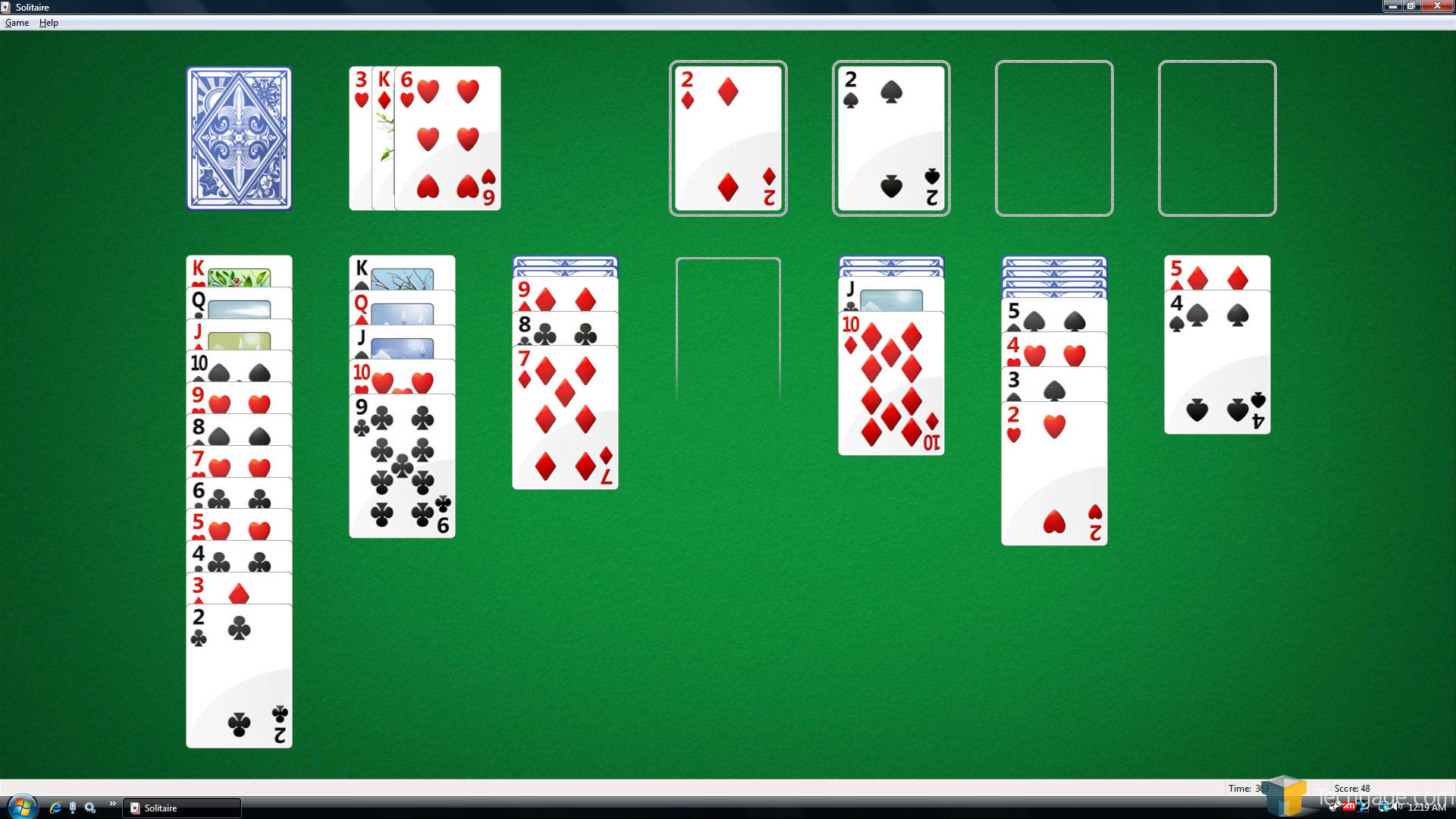 綠色氈桌上的數位接龍遊戲，帶有紙牌。 — Microsoft 壁紙