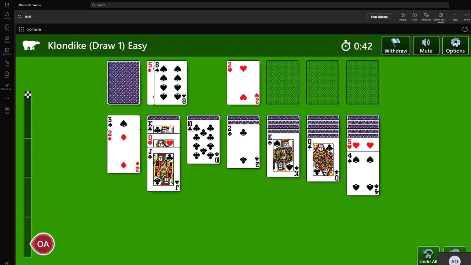 數位接龍遊戲介面，在綠色畫面上顯示克朗代克接龍的卡片排列。 — Microsoft 壁紙