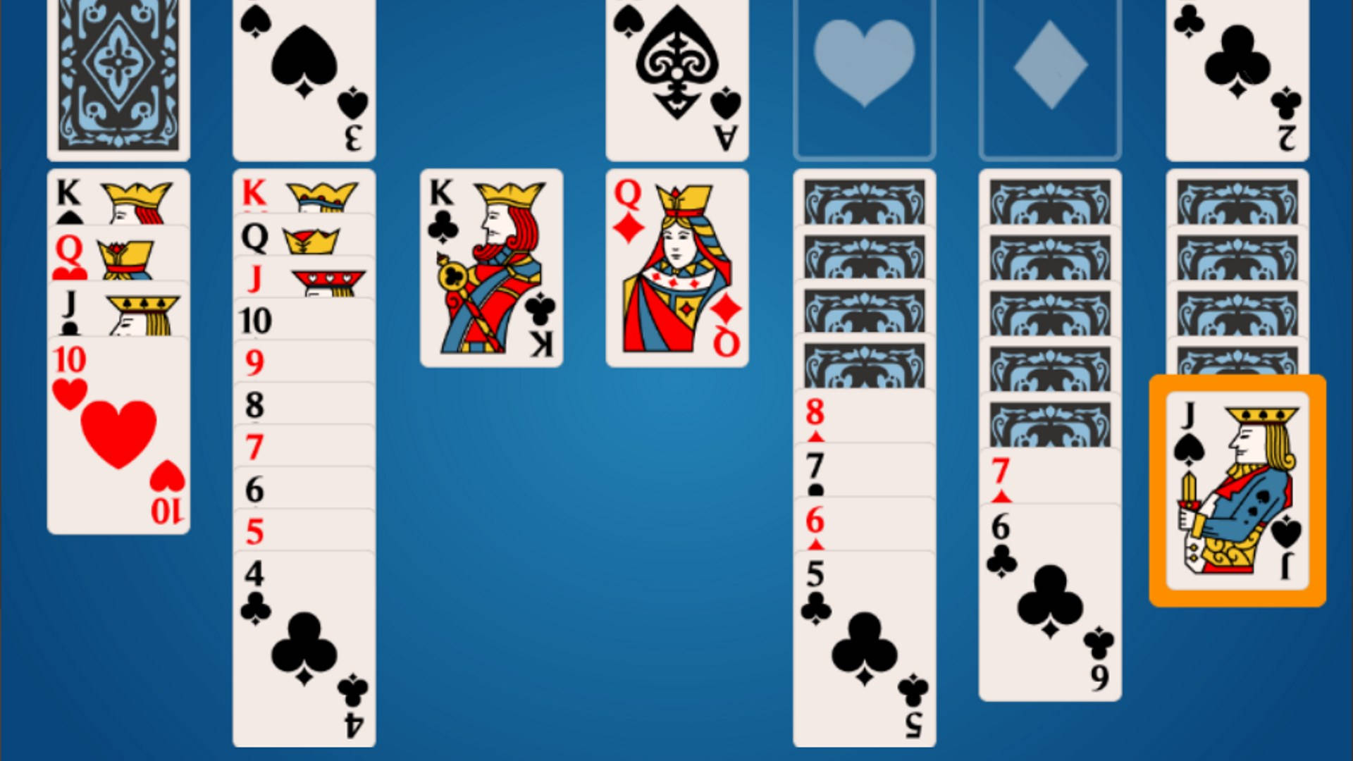 數位接龍紙牌遊戲，藍色背景上排列著皇家牌和花色。 — Microsoft 壁紙