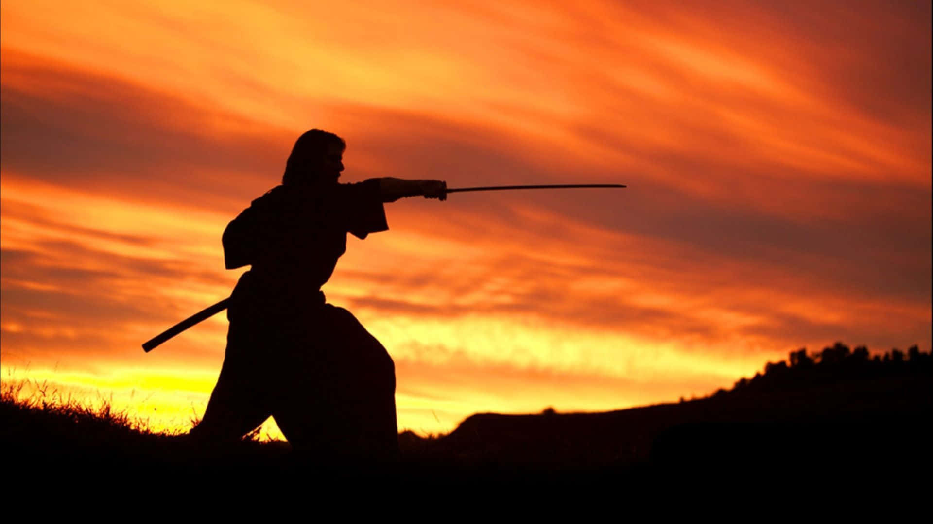 Samurai Movies 桌布 壁紙 — 武士剪影，以動態劍姿對抗熾熱橙色夕陽天空。