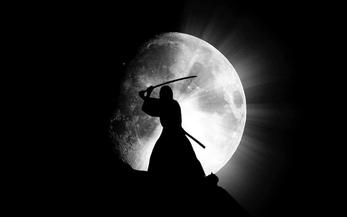 anime black and white 桌布 壁紙 — 武士剪影手持武士刀，襯托著光芒四射的滿月，呈現鮮明的黑白對比。