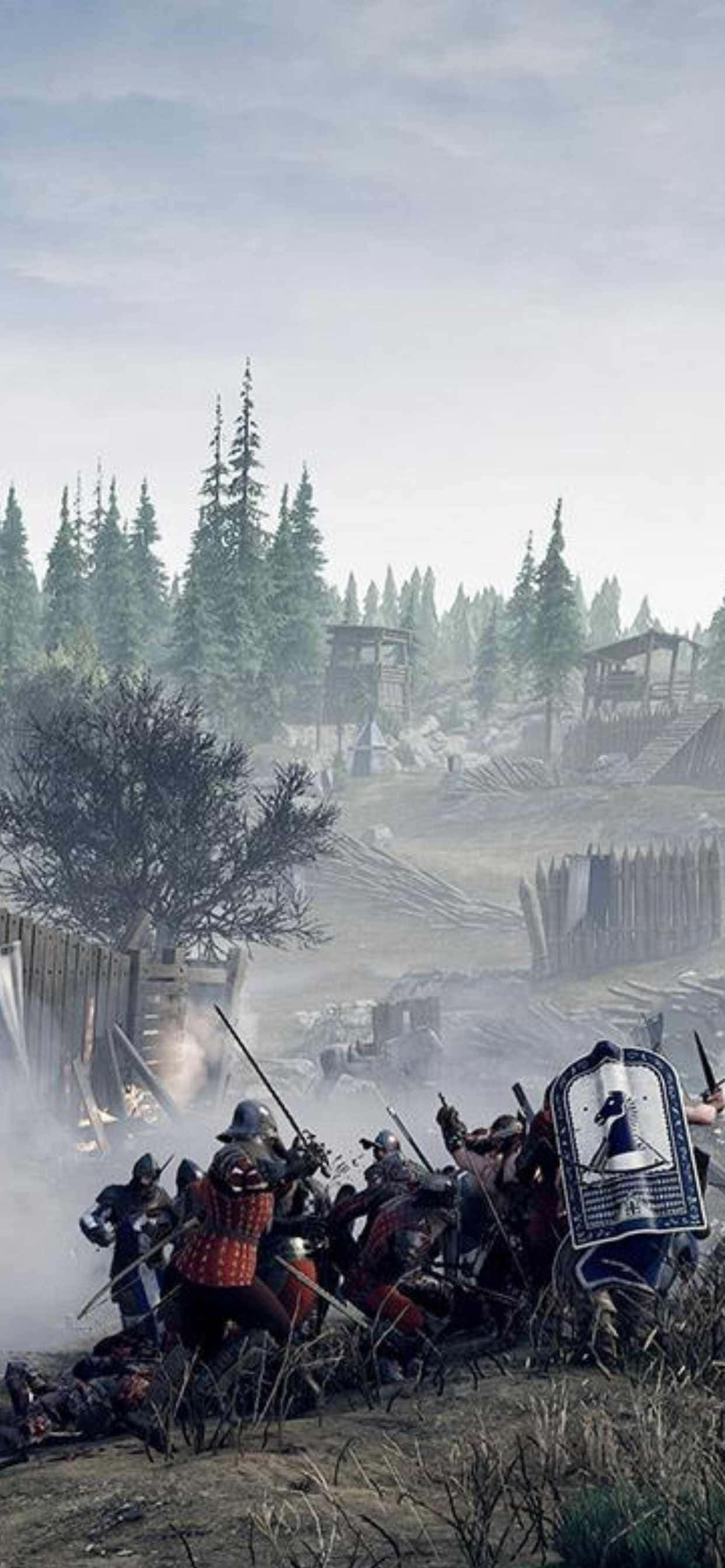 iPhone Xs Max Mordhau 桌布 壁紙 — 武士在煙霧瀰漫的中世紀戰場上衝突，周圍是松樹林和木製防禦工事。