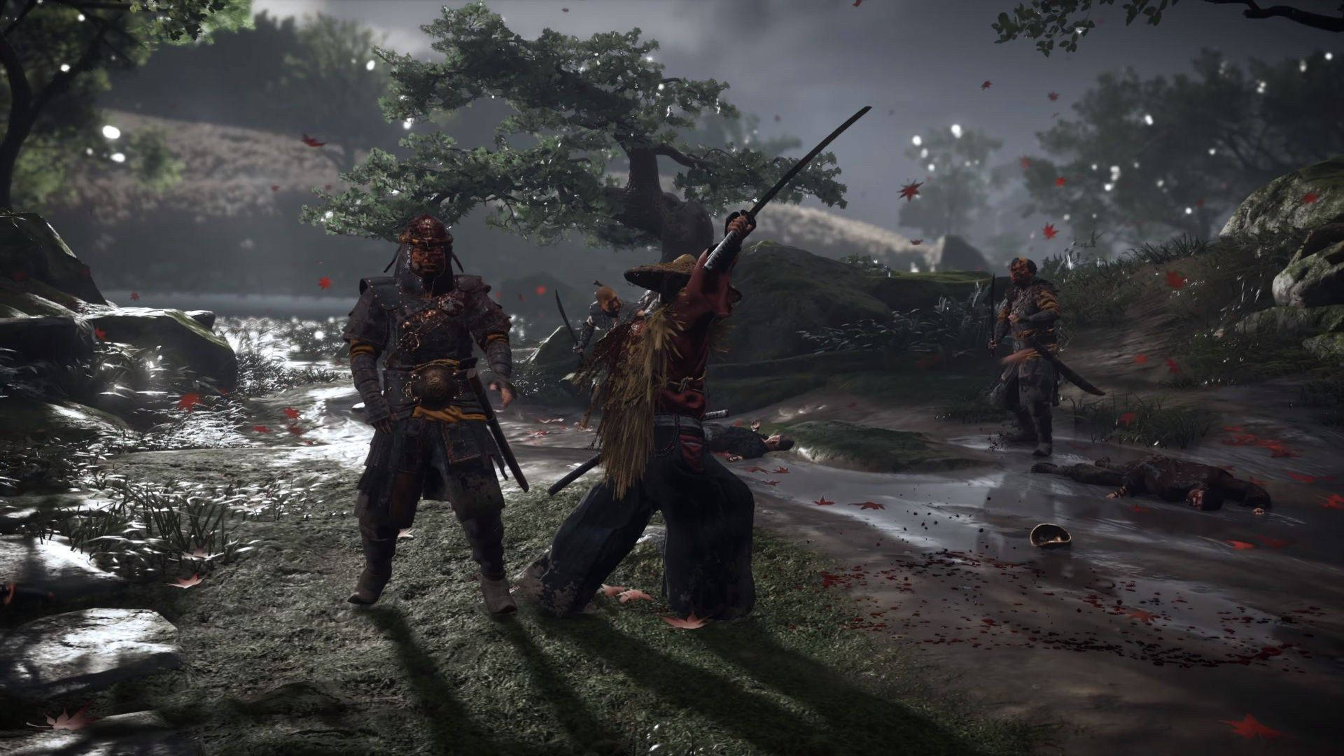 Ghost Of Tsushima 桌布 壁紙 — 武士在霧氣瀰漫的森林中交鋒，紅葉飄落在倒下的敵人周圍，發光粒子在空中飄浮。