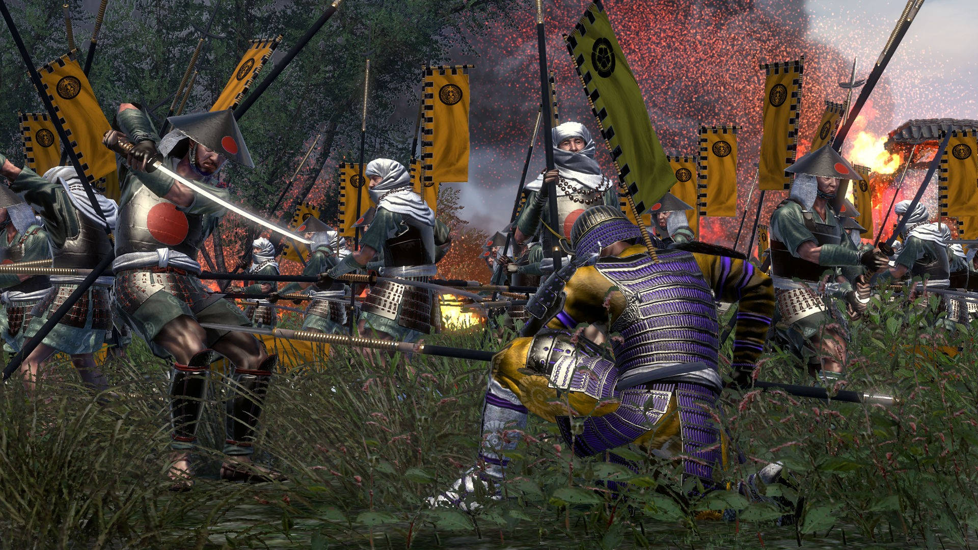 shogun 2 total war 桌布 壁紙 — 武士戰士在煙霧和旗幟飄揚的烈火戰場上，於高草叢中交鋒。