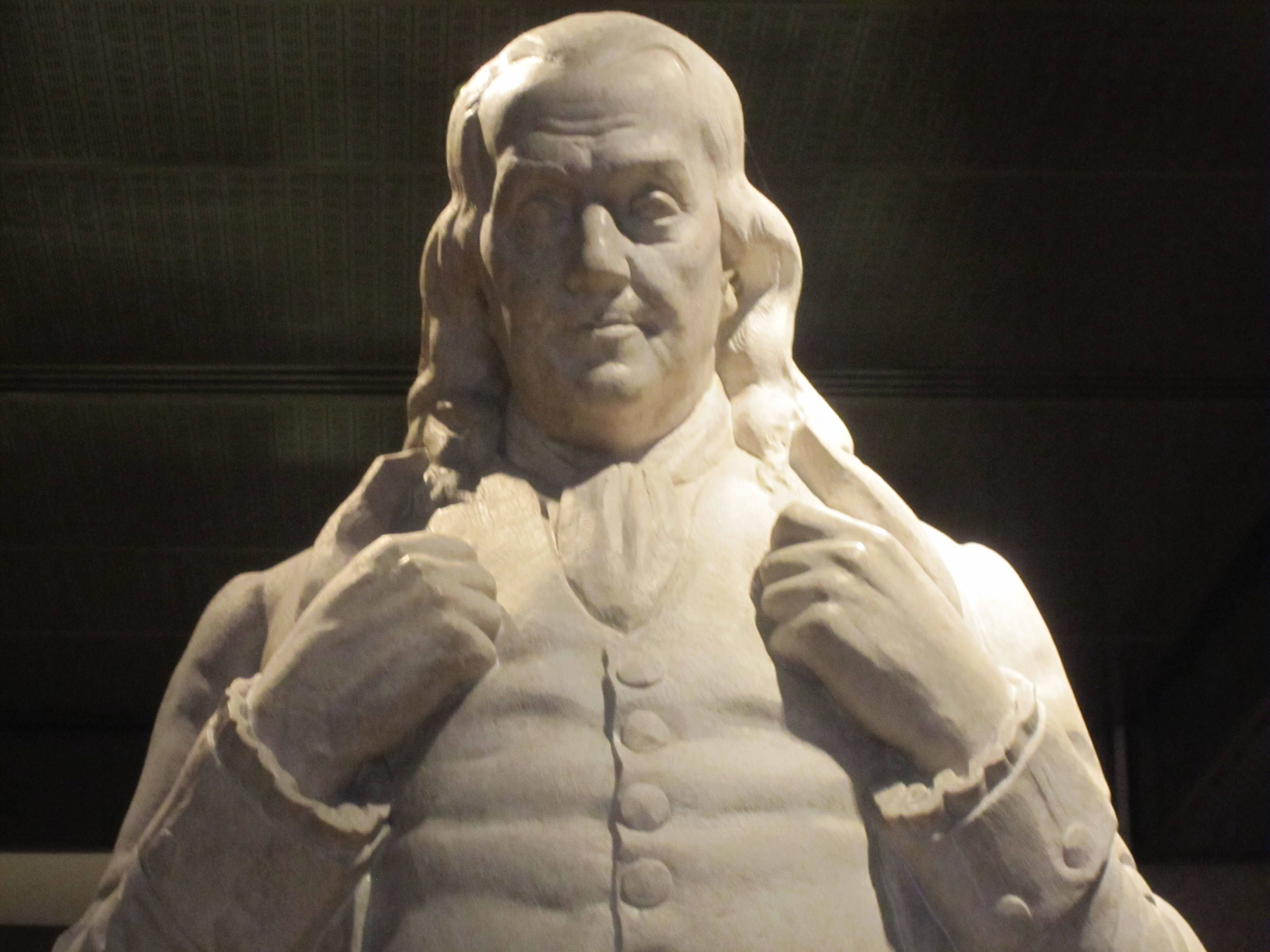Franklin 桌布 壁紙 — 歷史人物大理石雕像的特寫，長波浪髮和詳細的時代服裝，在戲劇性的燈光下。