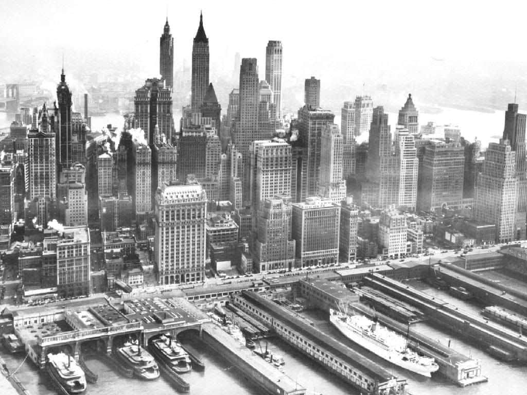Old New York City 桌布 壁紙 — 歷史城市天際線的黑白航拍圖，高聳的摩天大樓和充滿蒸汽船和火車的港口。