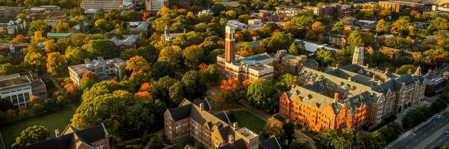Vanderbilt University 桌布 壁紙 — 歷史悠久的大學校園鳥瞰圖，沐浴在金黃色的秋光中，樹木呈現出橙色和紅色的火焰色調。