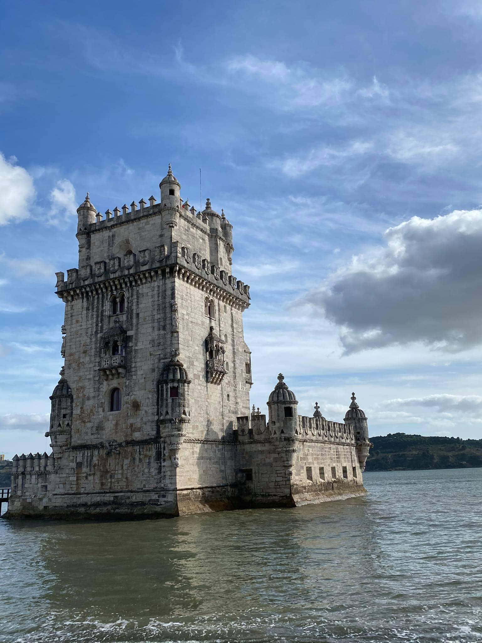 Portugal 桌布 壁紙 — 歷史悠久的貝倫塔在部分多雲的藍天下雄偉地矗立在塔霍河中。