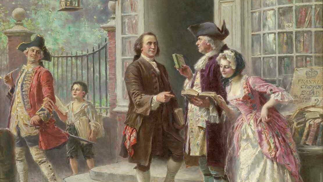 Franklin 桌布 壁紙 — 歷史畫作描繪18世紀人物穿著時代服裝，在一間書店外交談，書店內有堆疊的書籍和一個寫著「Franklin Crown Book」的招牌。