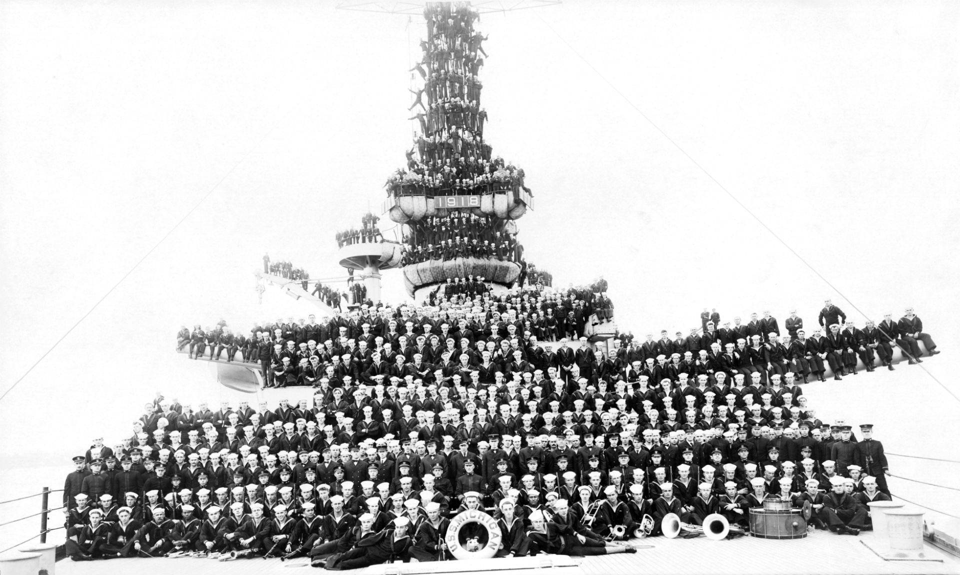 在歷史黑白照片中，海軍船員在戰艦甲板上形成人體金字塔。