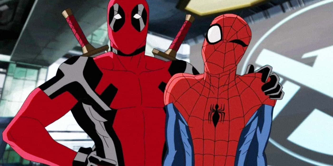 Deadpool And Spiderman 桌布 壁紙 — 死侍和蜘蛛人自信地站在一座現代建築中，背上背著劍，身後有一個大大的「T」標誌。