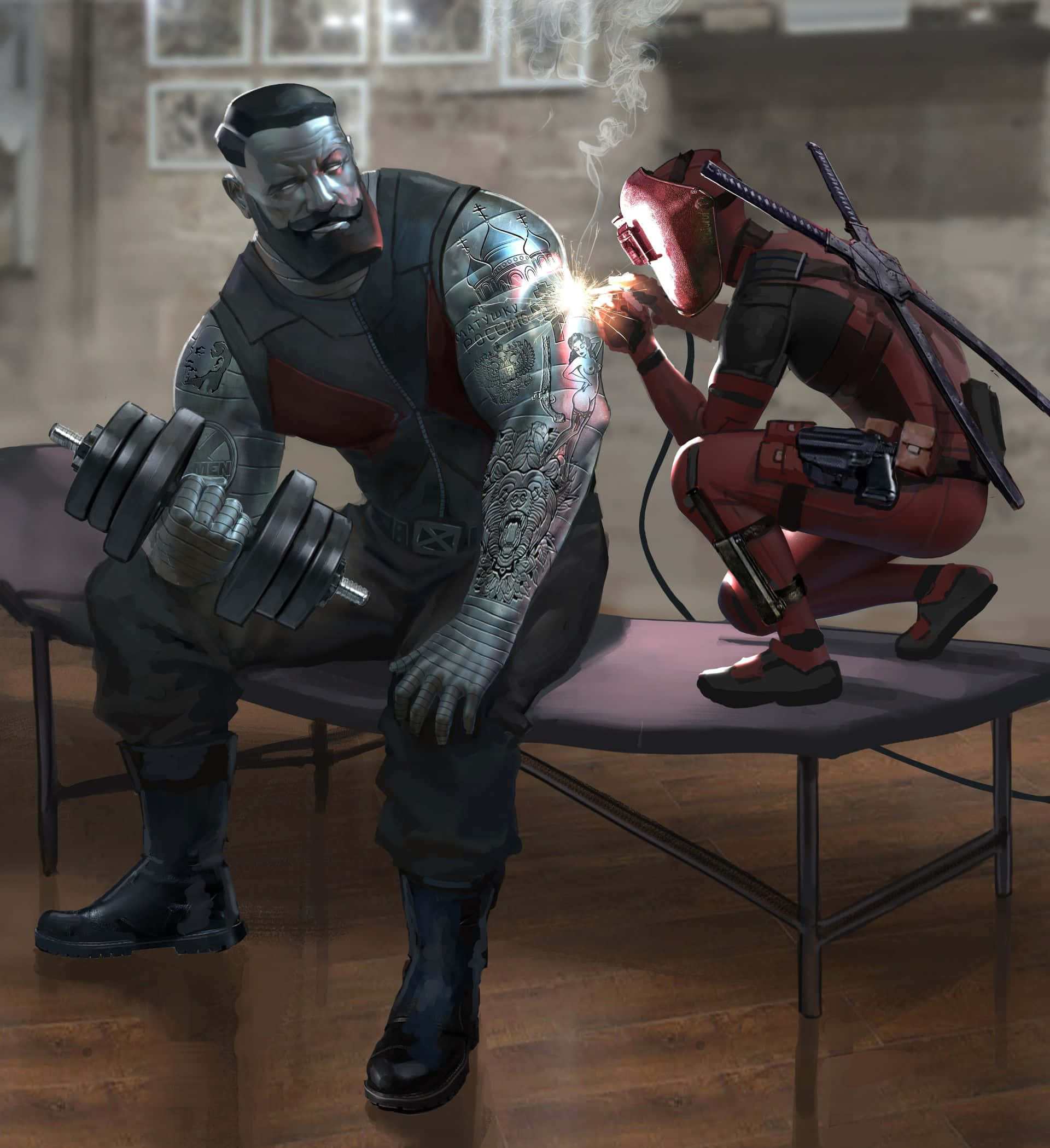 Deadpool Cartoon 桌布 壁紙 — 死侍在一個骯髒的工作室中，將發光的火花焊接到一個拿著啞鈴的機械人的紋身手臂上。