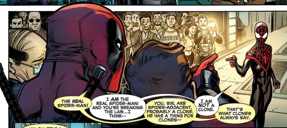 Deadpool And Spiderman 桌布 壁紙 — 死侍在擁擠的漫畫格中與蜘蛛人對峙，旁觀者觀看並拍照。