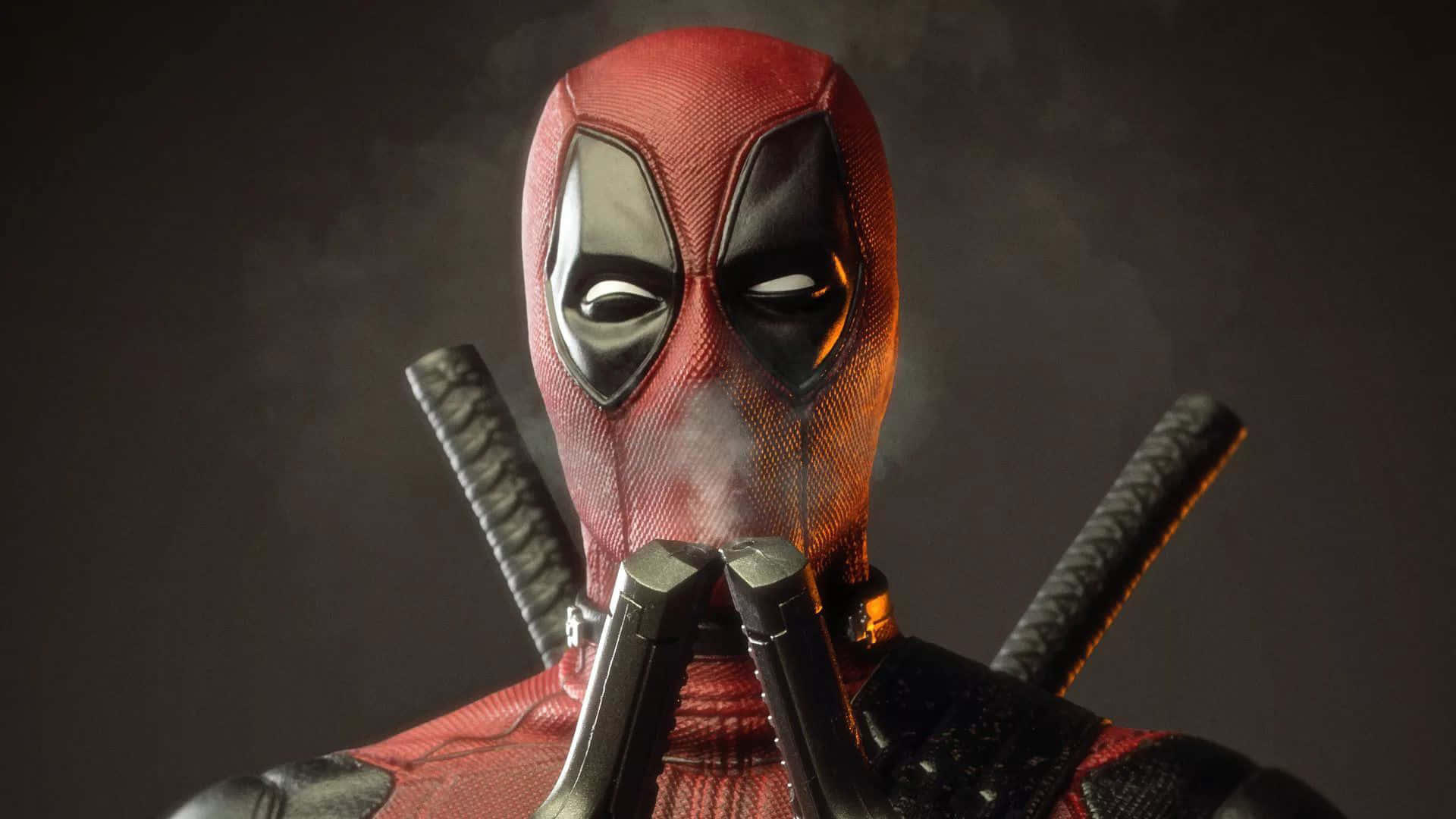 Black Deadpool 桌布 壁紙 — 死侍在煙霧瀰漫的黑暗背景下，頭後面交叉著兩把武士刀抽著煙。