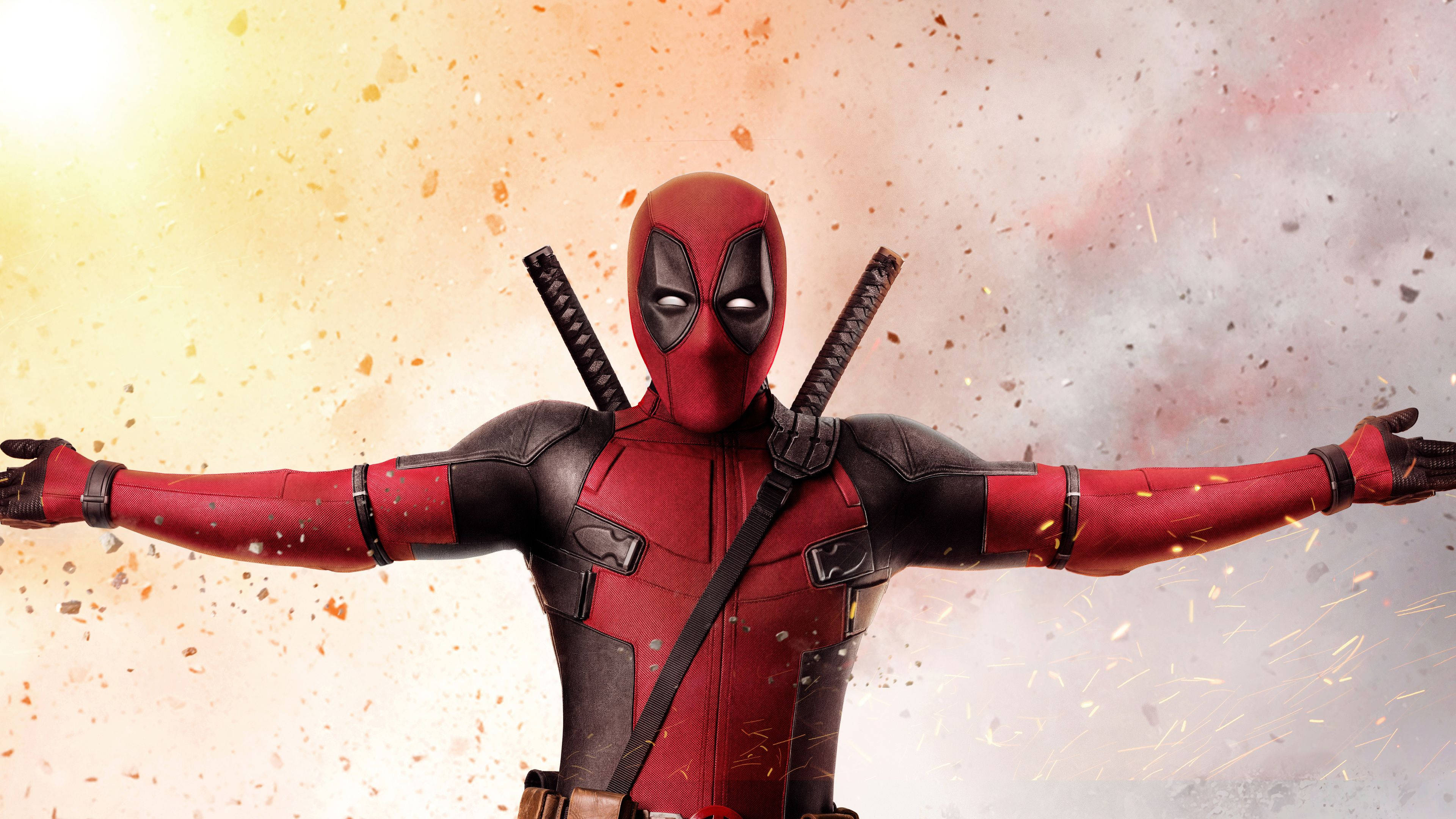 4K deadpool 桌布 壁紙 — 死侍張開雙臂，背後是熾熱的爆炸背景，雙刀背在背上。