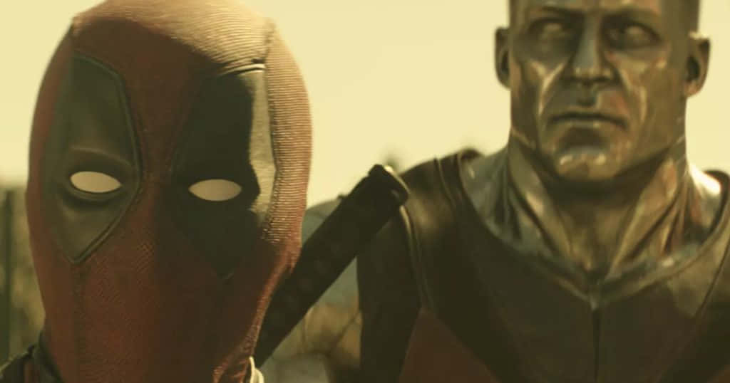 Deadpool And Colossus 桌布 壁紙 — 死侍戴著紅色面具，站在一個身穿暗色盔甲、表情陰沉的男人旁邊，男人手持劍，背景是朦朧的黃色。