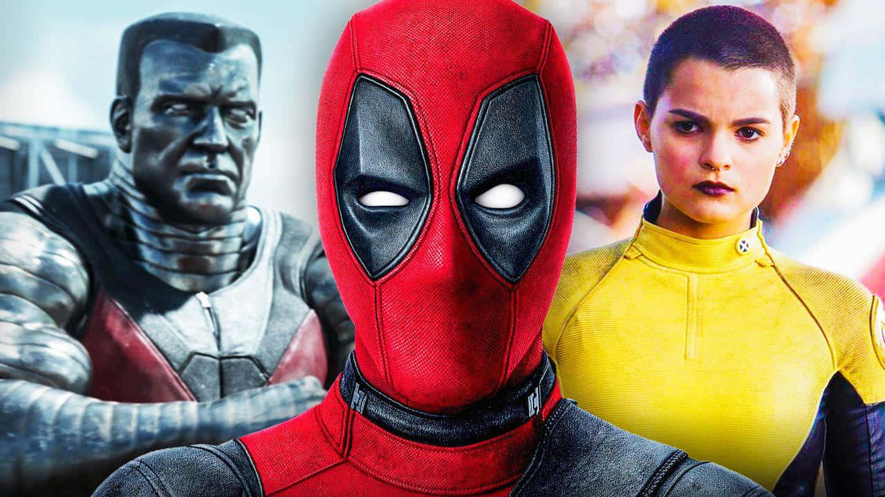 Deadpool And Negasonic Teenage Warhead 桌布 壁紙 — 死侍站在中央，兩側是一個嚴肅的裝甲男人和一個穿著黃色套裝的堅定女人。