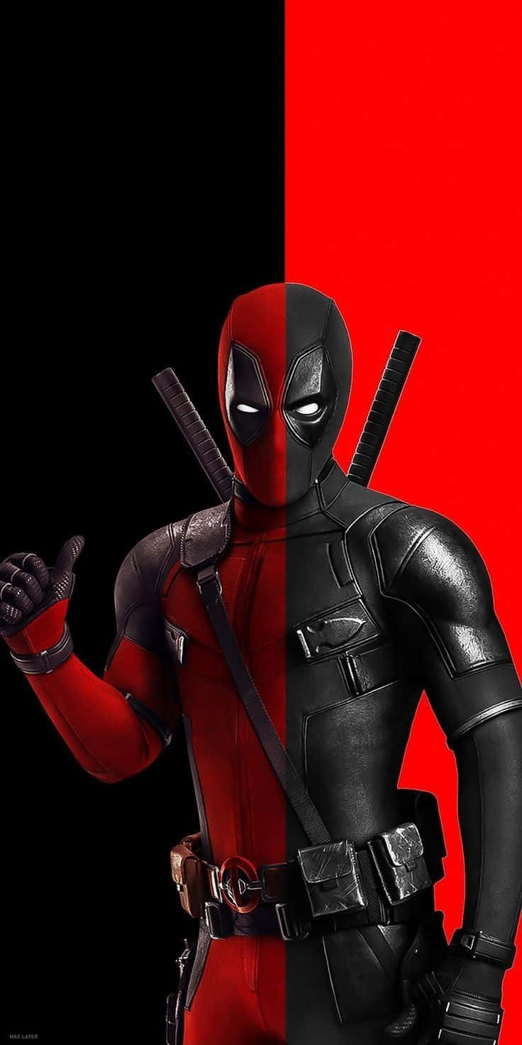 Deadpool Cartoon 桌布 壁紙 — 死侍站在中間分裂，紅色一半對黑色一半，豎起大拇指，背上插著劍。