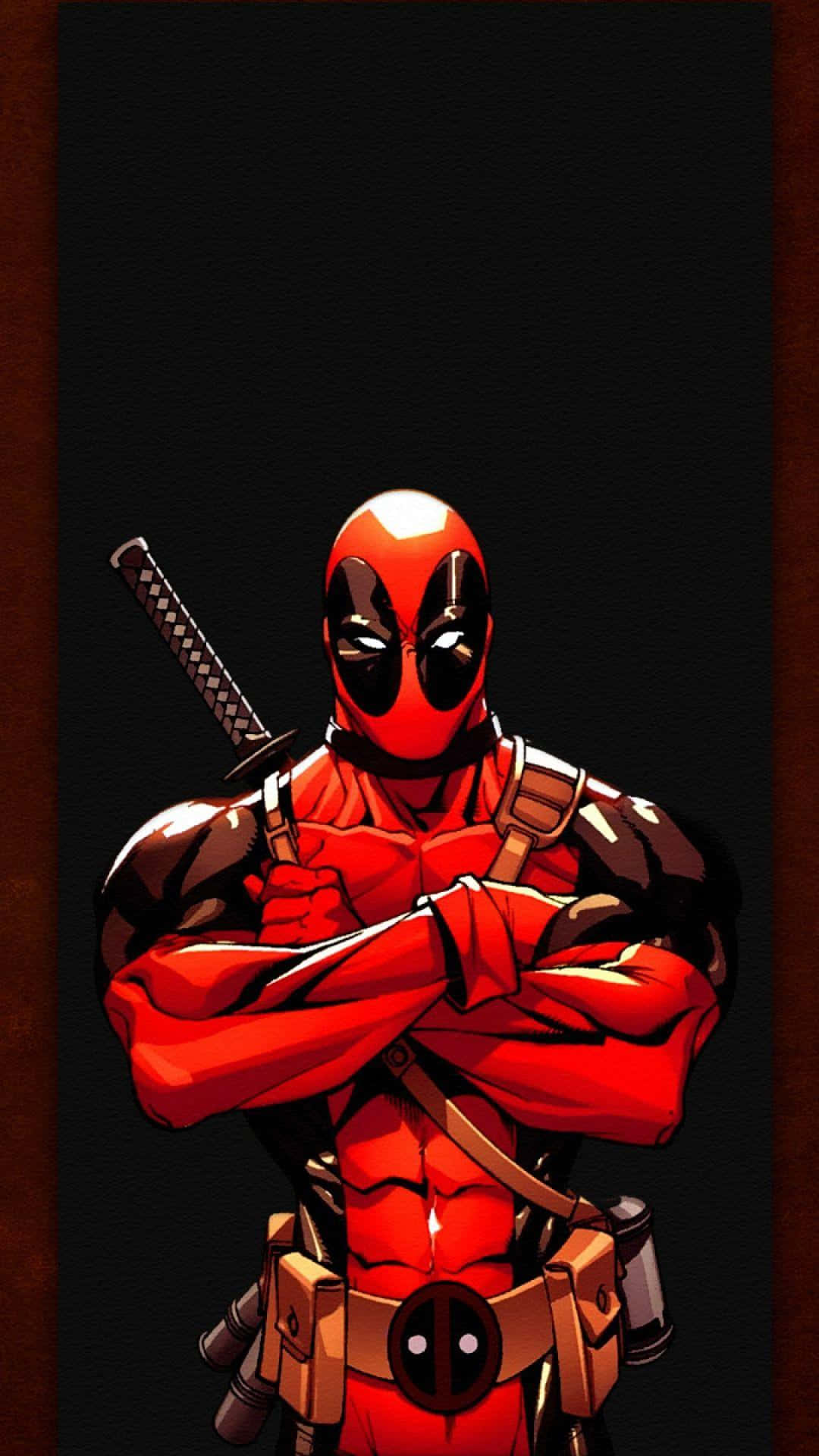 Deadpool 2 桌布 壁紙 — 死侍自信地交叉雙臂站在黑暗背景前，他標誌性的紅色戰衣和背上的武士刀在戲劇性燈光下閃耀。