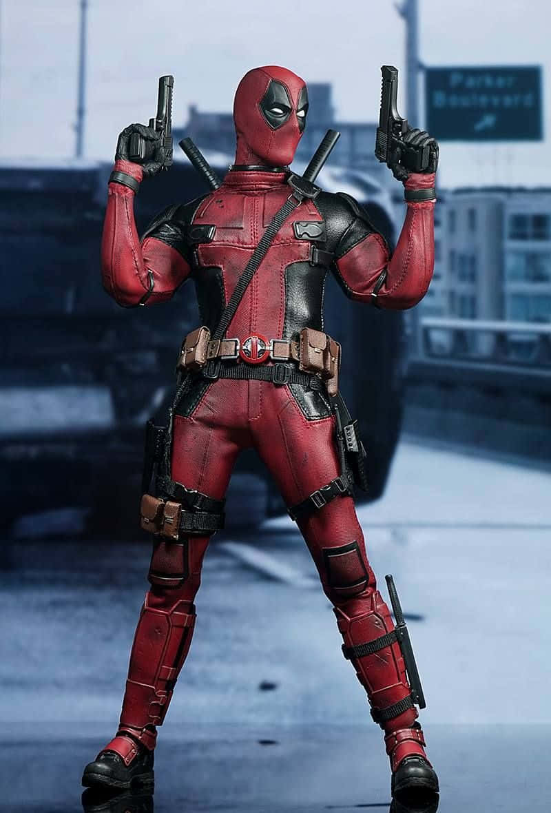 Deadpool Cartoon 桌布 壁紙 — 死侍自信地穿著紅黑戰衣，在城市背景下手持兩把手槍。