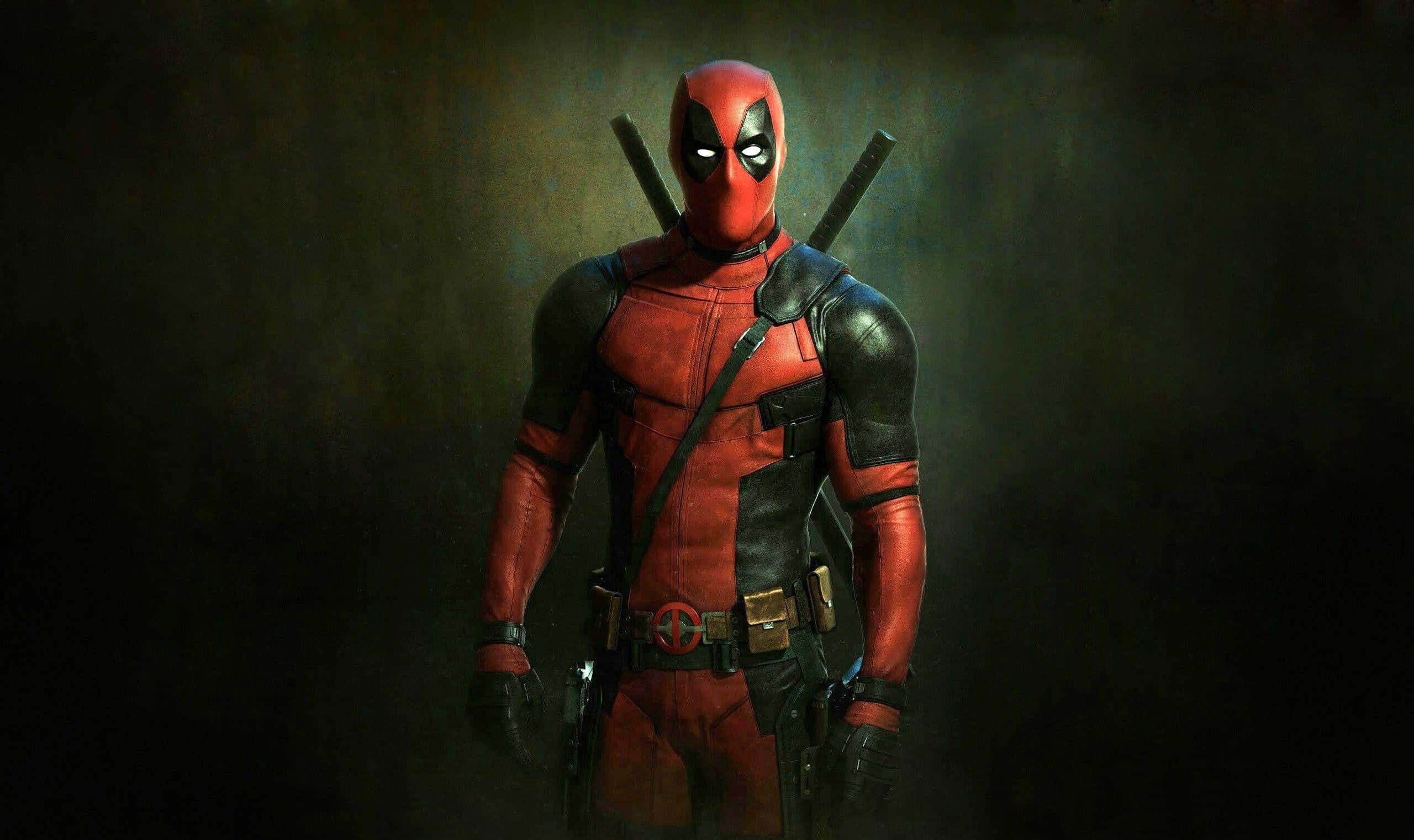 Deadpool 2 桌布 壁紙 — 死侍自信地站立，身穿標誌性的紅黑戰衣，背負雙劍，背景陰暗煙霧瀰漫。