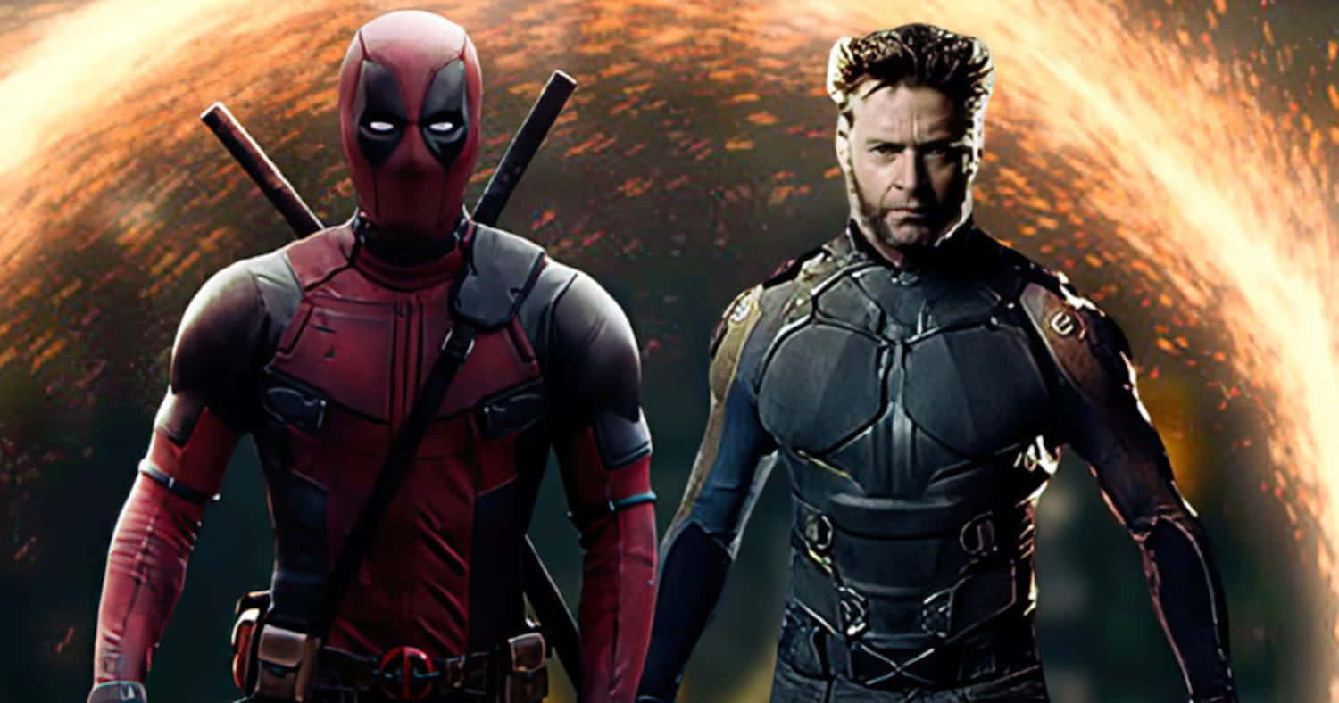 Deadpool And Wolverine 桌布 壁紙 — 死侍與金鋼狼並肩站立，擺出英雄姿勢，背景是熾熱的宇宙，帶有發光的橙色和黃色色調。