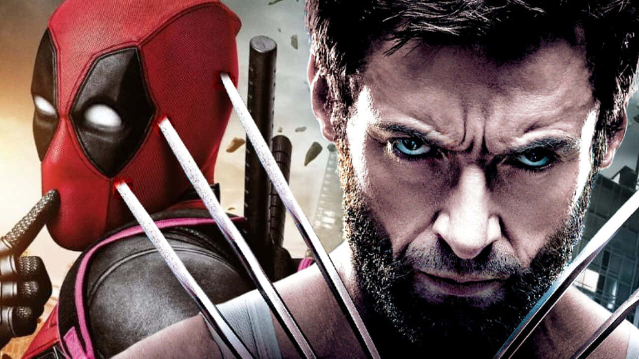 Deadpool And Wolverine 桌布 壁紙 — 死侍與金鋼狼在 gritty 電影風格的特寫中對峙，伸出利爪，表情激烈。