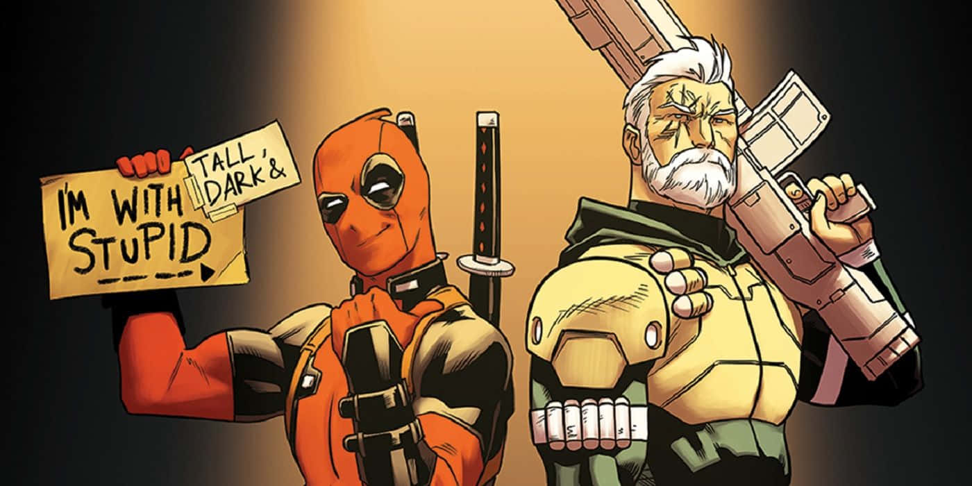 Deadpool And Cable 桌布 壁紙 — 死侍舉著一個寫著「我跟笨蛋在一起」的牌子，站在一位留著白鬍子、手持步槍的長者旁邊。