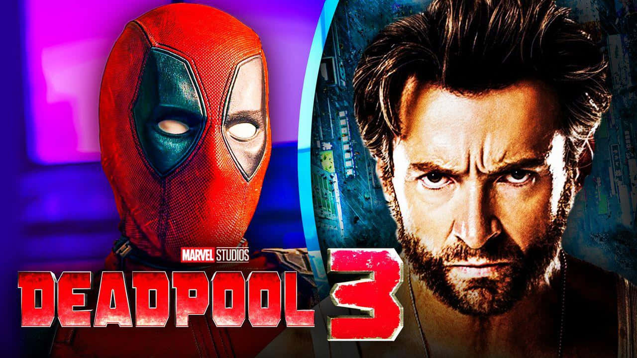 Deadpool And Wolverine 桌布 壁紙 — 死侍身穿紅色戰衣，在電影海報背景下與金鋼狼進行粗獷的特寫對峙。