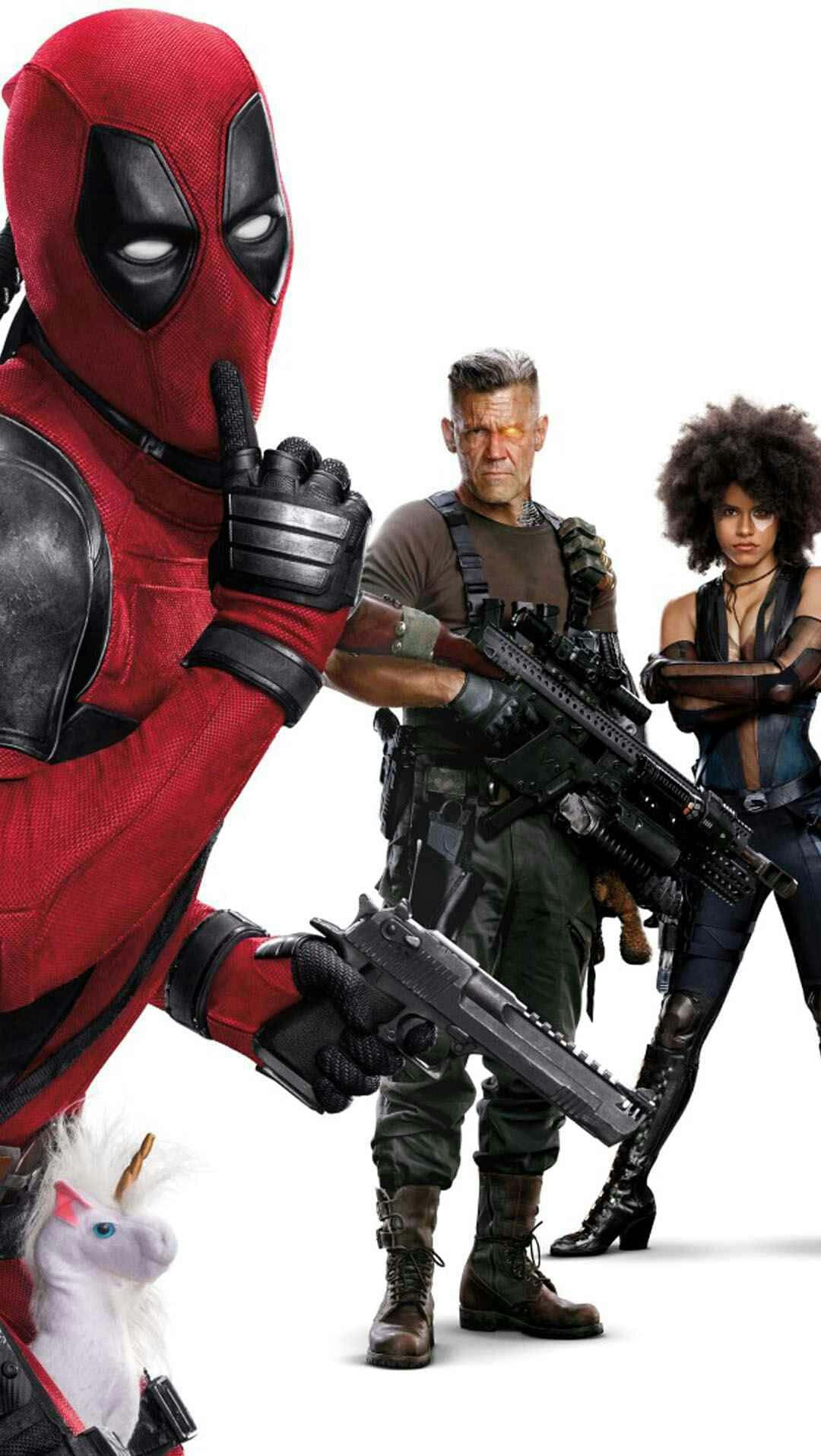 Deadpool And Domino 桌布 壁紙 — 死侍身穿紅色戰衣，手指放在唇邊，與兩名持槍盟友在白色背景前持槍。