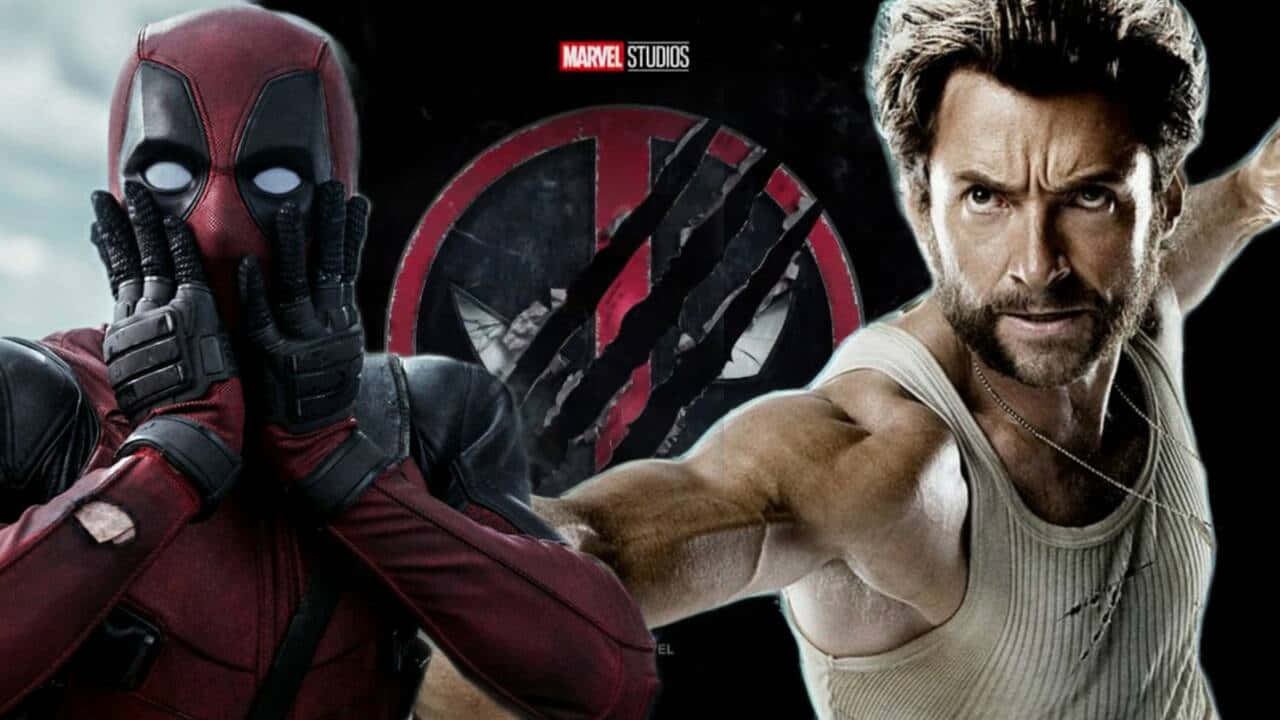 Deadpool And Wolverine 桌布 壁紙 — 死侍身穿紅色戰衣遮住臉部，金鋼狼向前猛撲，利爪伸出，背景深色。