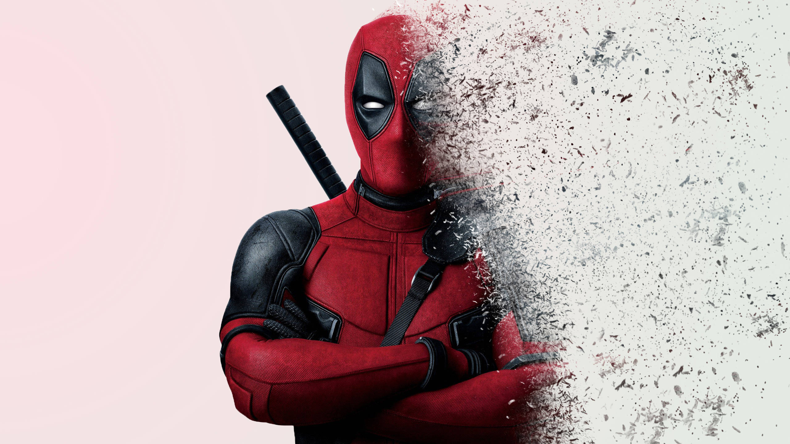 4K deadpool 桌布 壁紙 — 死侍身穿紅黑戰衣，在柔和粉紅色背景前分解成粒子。