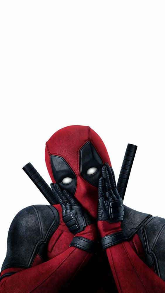 Deadpool Art 桌布 壁紙 — 死侍身穿紅黑戰衣，在白底前手持兩把武士刀，表情頑皮。