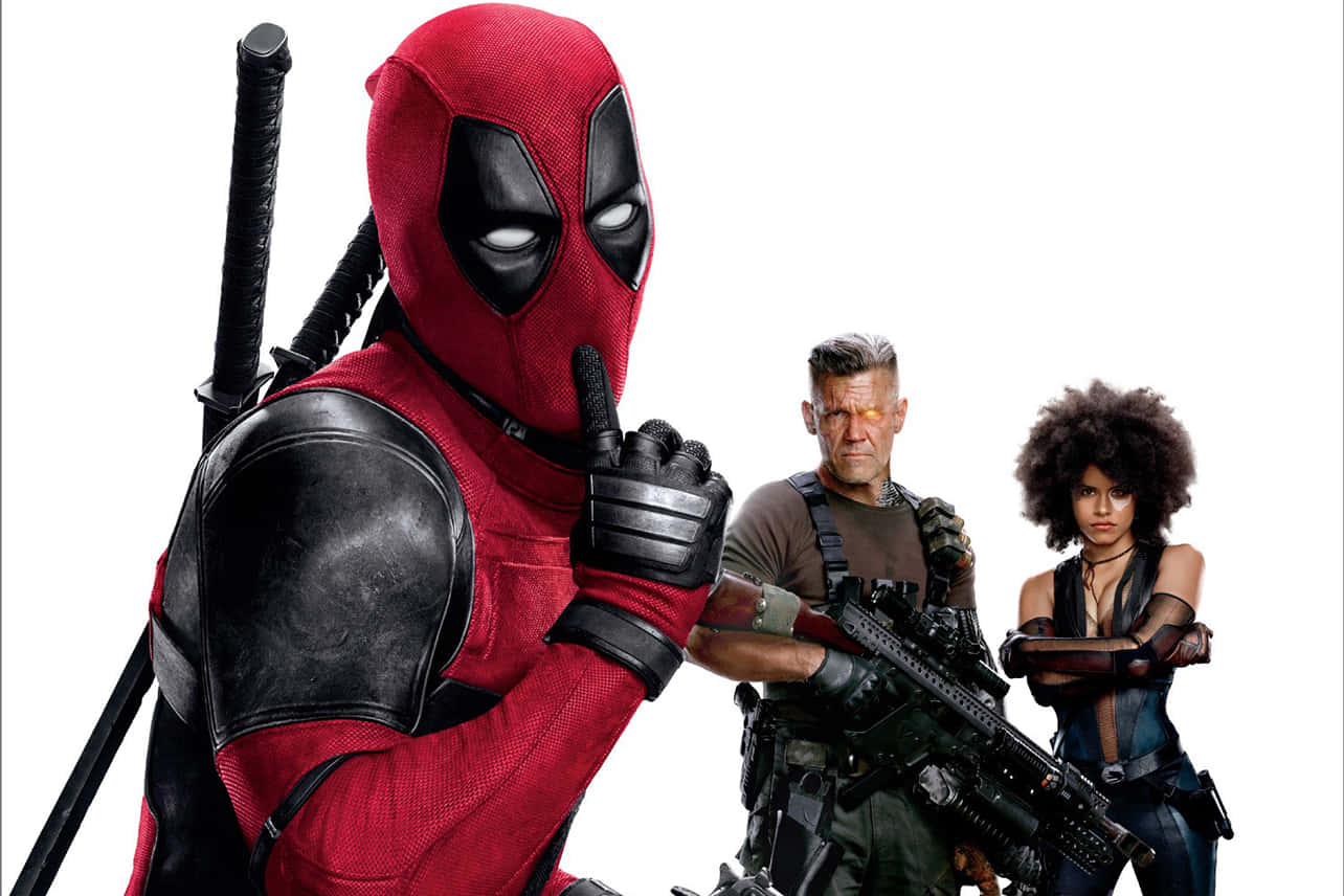 Deadpool And Cable 桌布 壁紙 — 死侍身穿紅黑戰衣，在白色背景前將手指放在唇邊眨眼，身後有兩名武裝盟友。