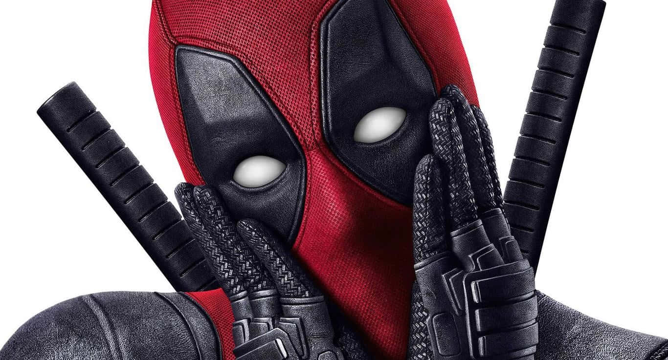 Black Deadpool 桌布 壁紙 — 死侍身穿紅黑戰衣，在白色背景前雙手戴手套掩嘴，手持兩把武士刀。