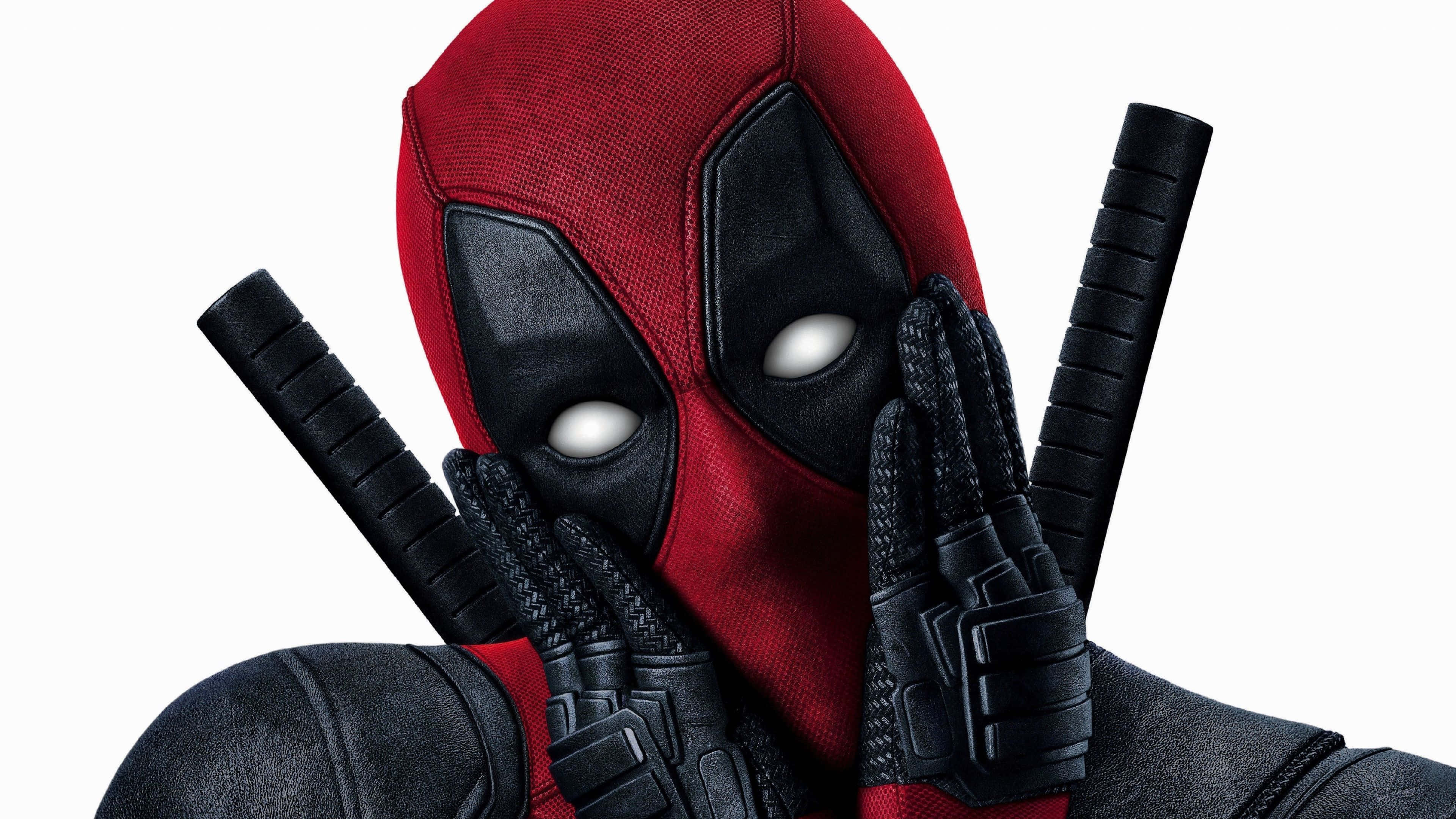 Deadpool 2 桌布 壁紙 — 死侍身穿紅黑戰衣，手持兩把武士刀，戴著手套的雙手遮住臉部，背景為白色。